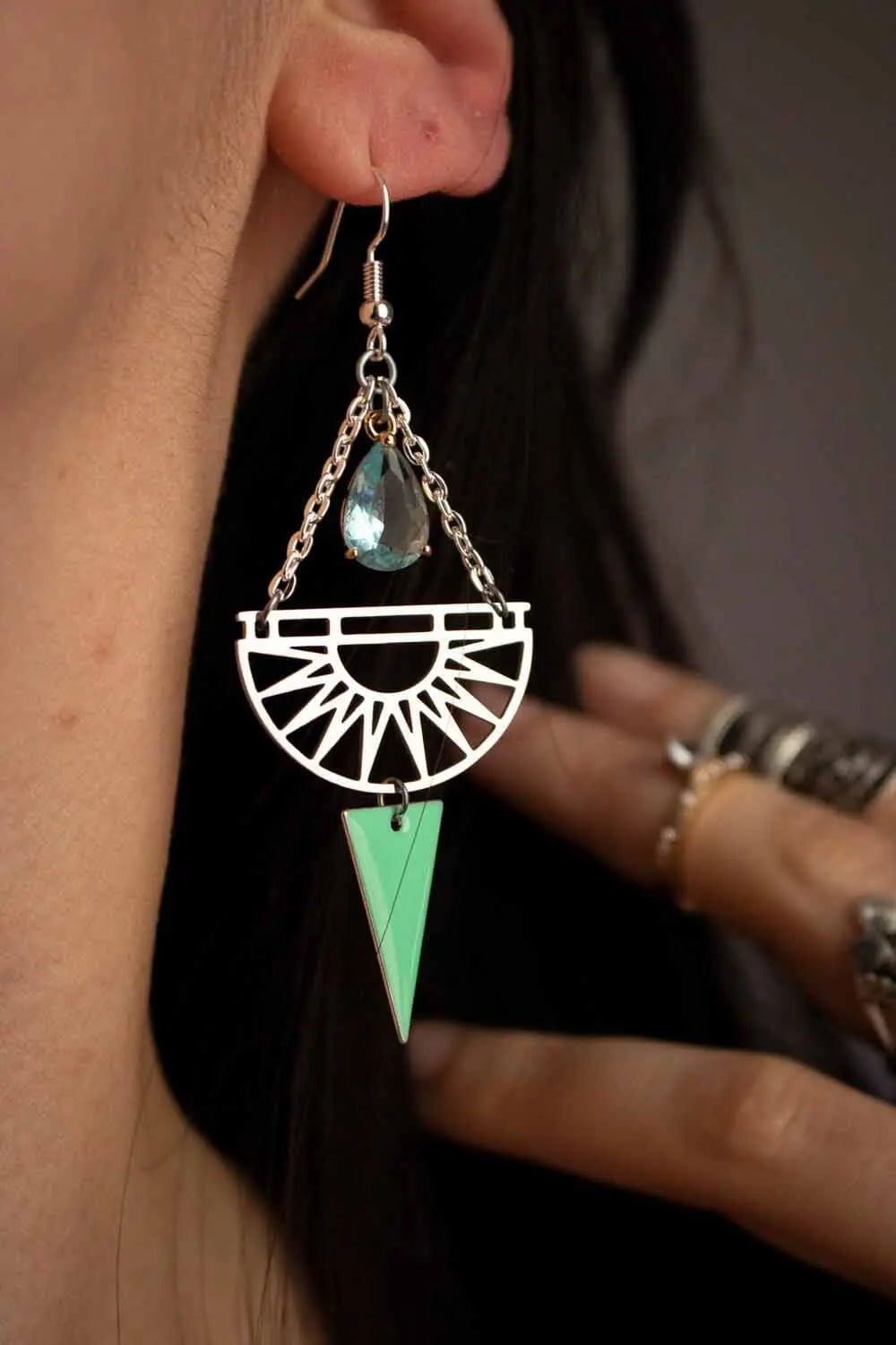 Boucles d'oreilles Lucia avec cristal bleu clair et breloque lunamanashop