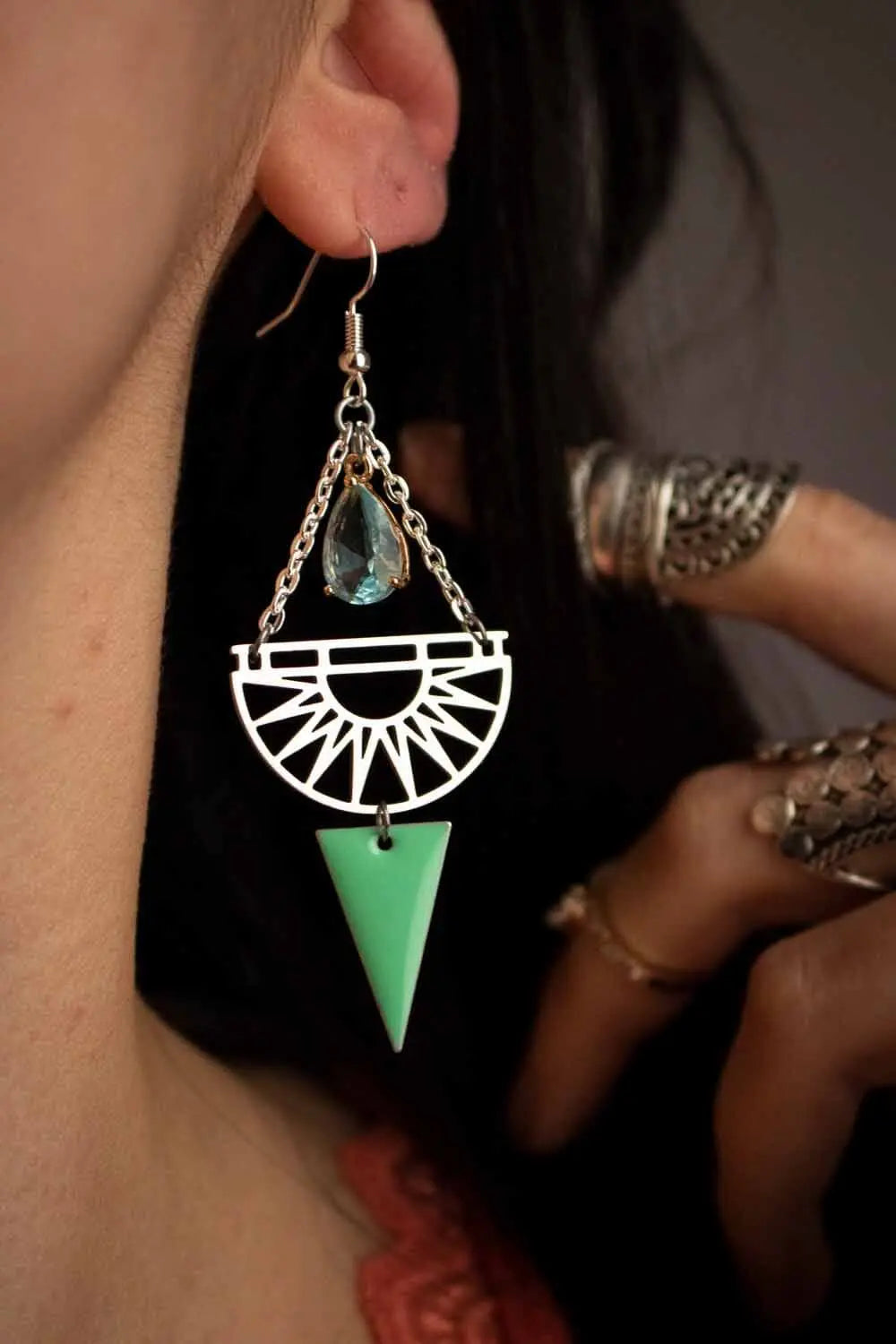 Boucles d'oreilles Lucia avec cristal bleu clair et breloque lunamanashop