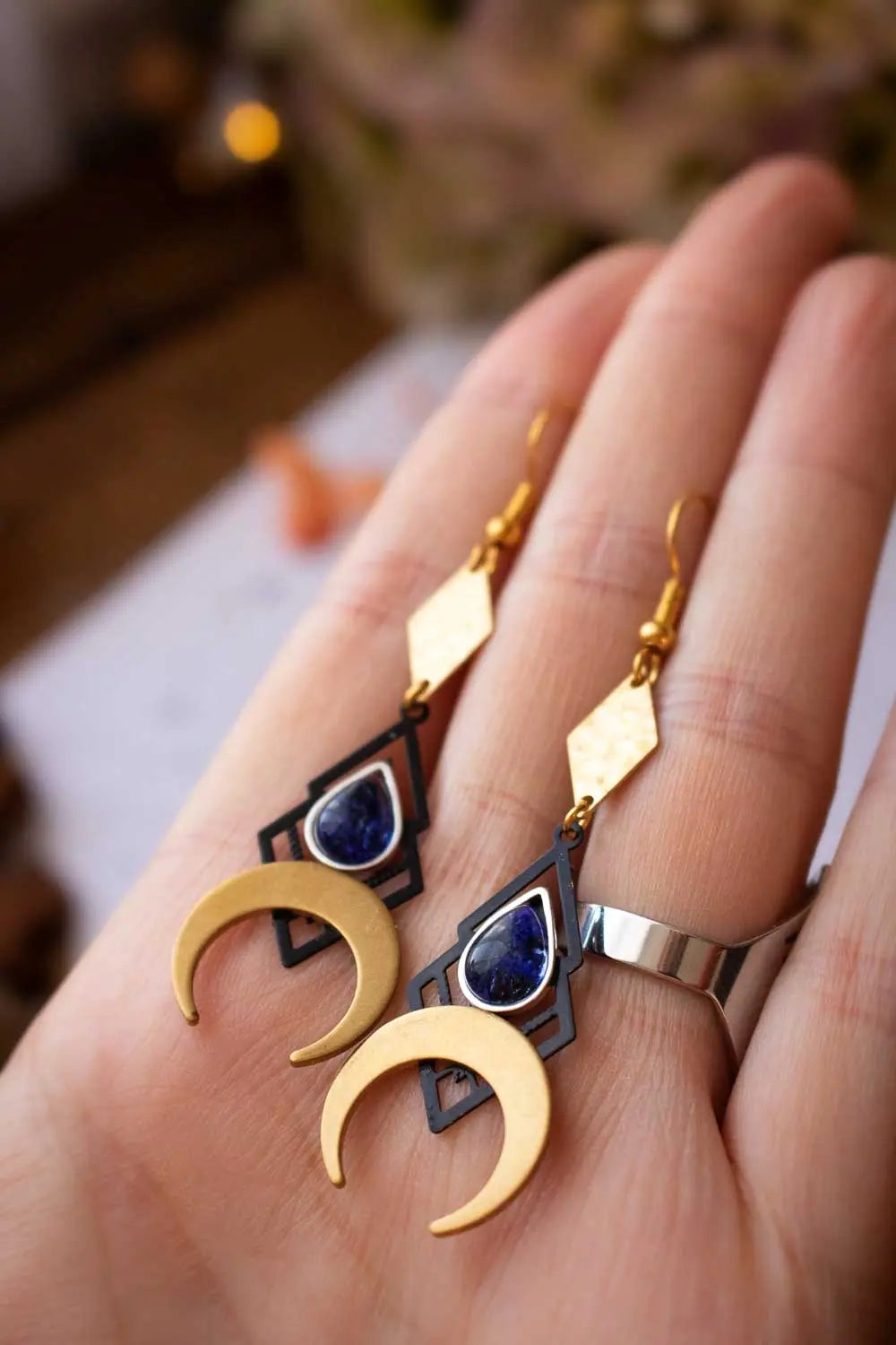 Boucles d'oreilles Minerve - Cyanite bleue et lunes dorées lunamanashop