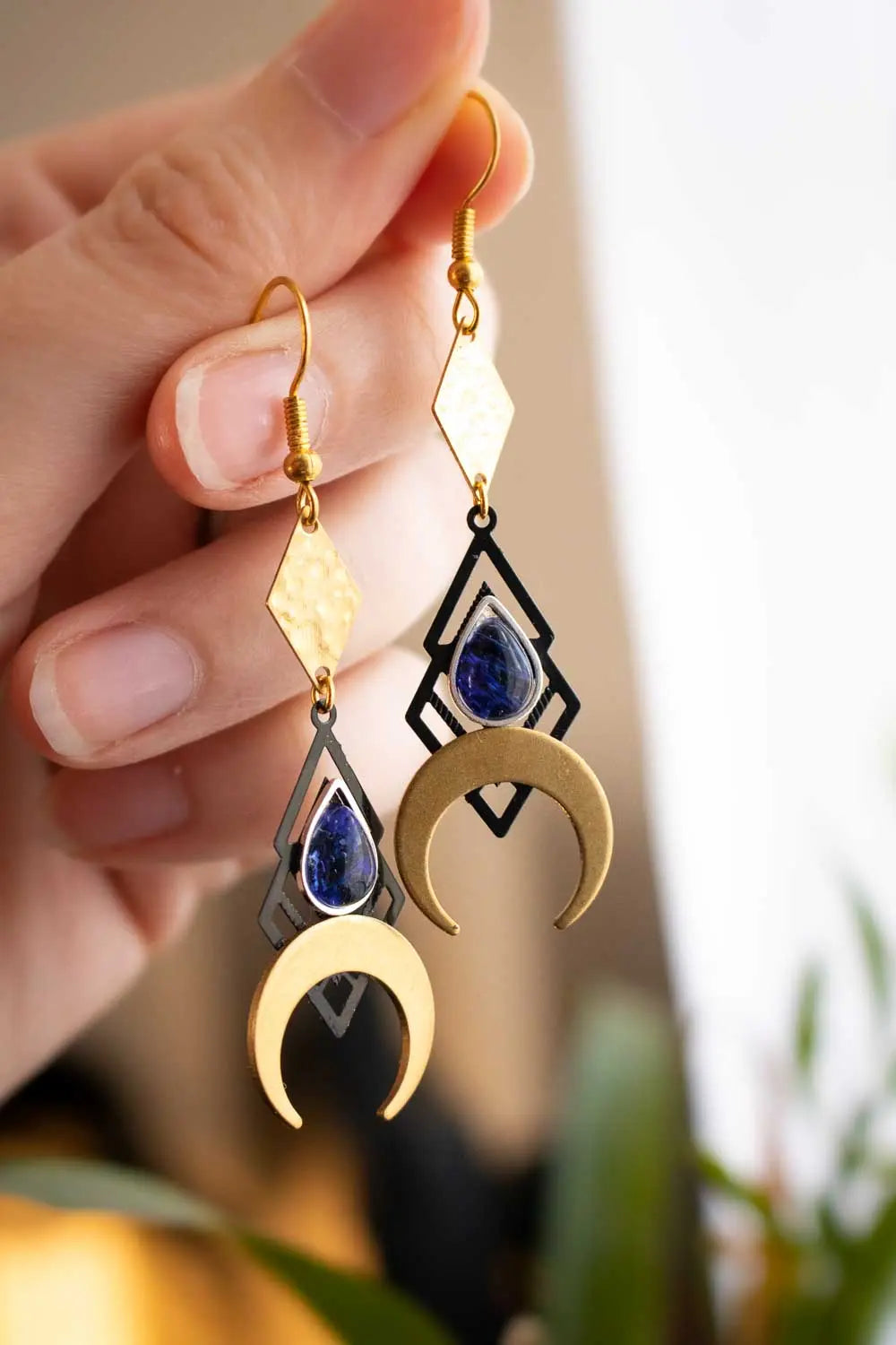 Boucles d'oreilles Minerve - Cyanite bleue et lunes dorées lunamanashop