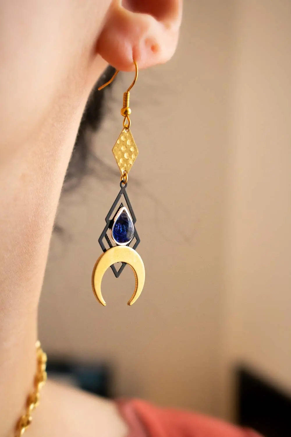 Boucles d'oreilles Minerve - Cyanite bleue et lunes dorées lunamanashop