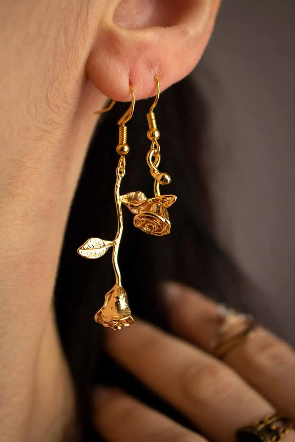 Boucles d'oreilles Rosita florales dépareillées, plaqué or 18 carats lunamanashop
