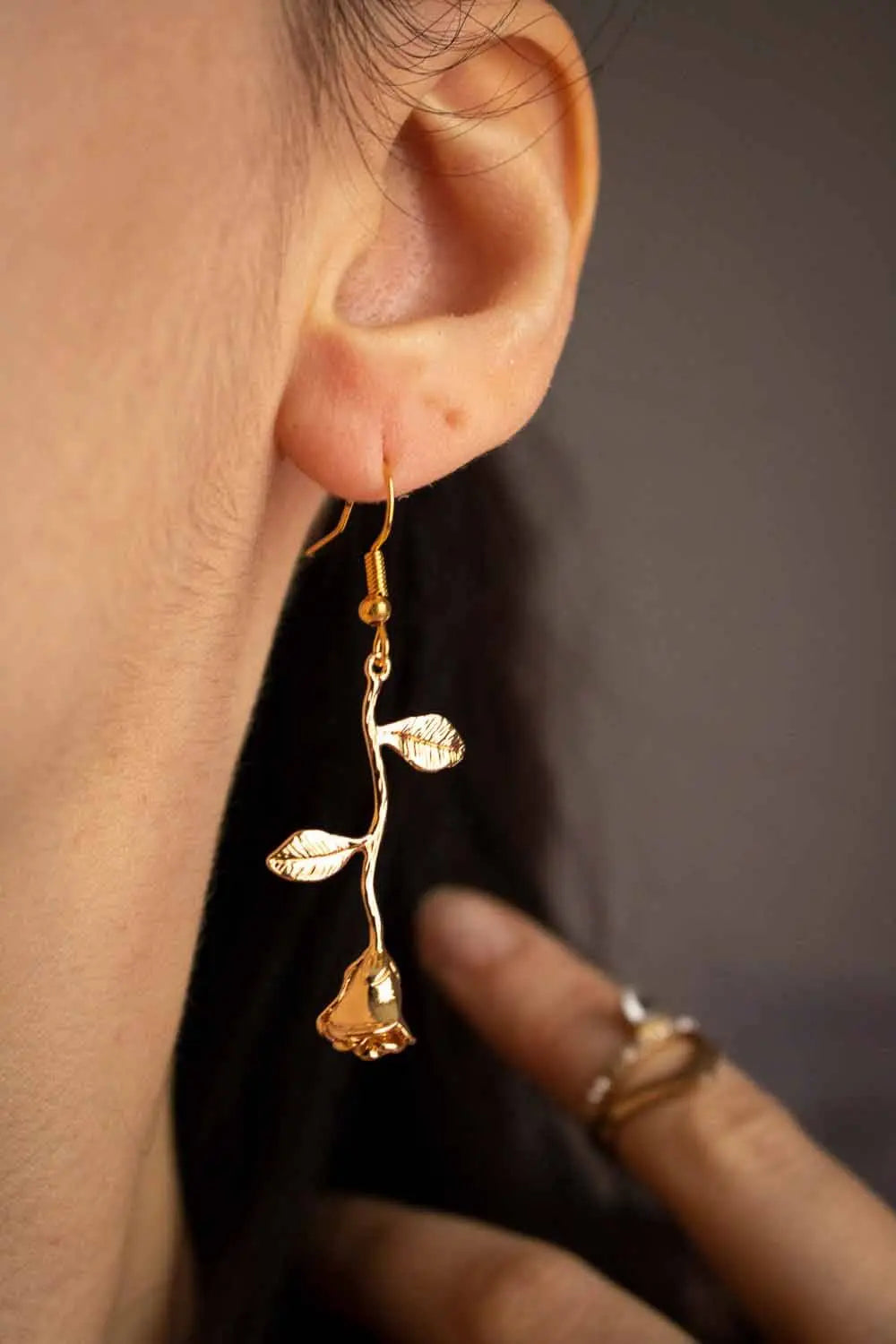 Boucles d'oreilles Rosita florales dépareillées, plaqué or 18 carats lunamanashop