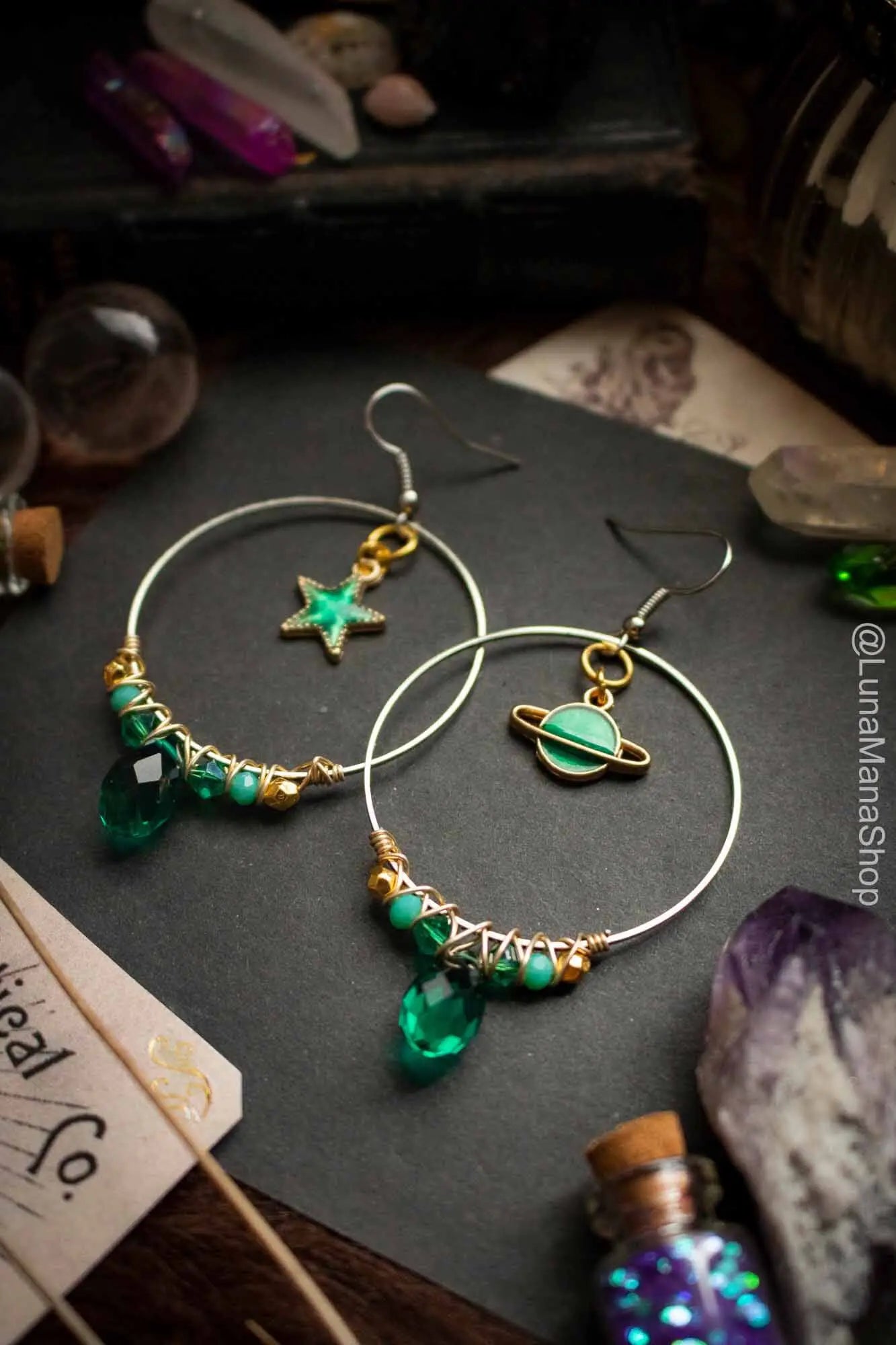 Boucles d'oreilles Stella avec étoile et planète verte lunamanashop