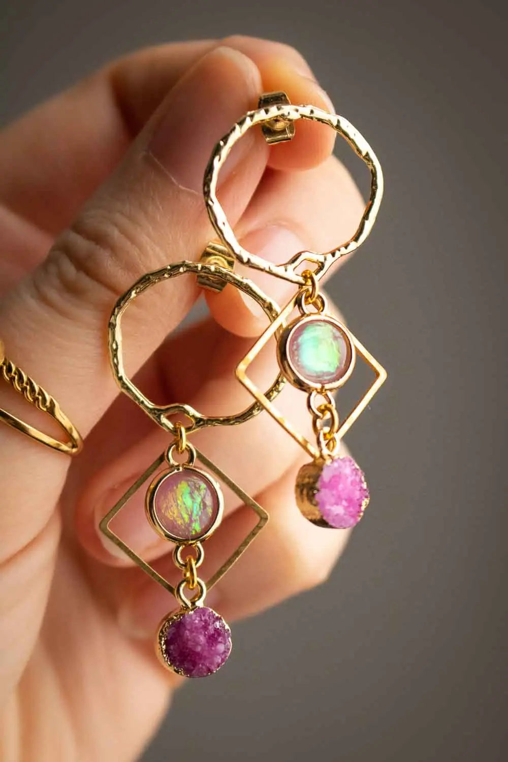 Boucles d'oreilles Agates Sucrées - Pierre brute rose et anneaux dorés lunamanashop