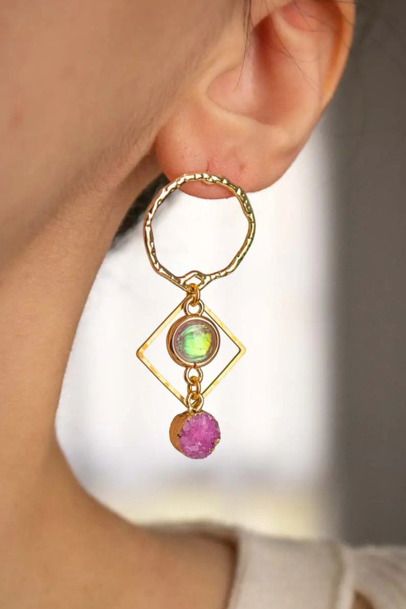 Boucles d'oreilles Agates Sucrées - Pierre brute rose et anneaux dorés lunamanashop