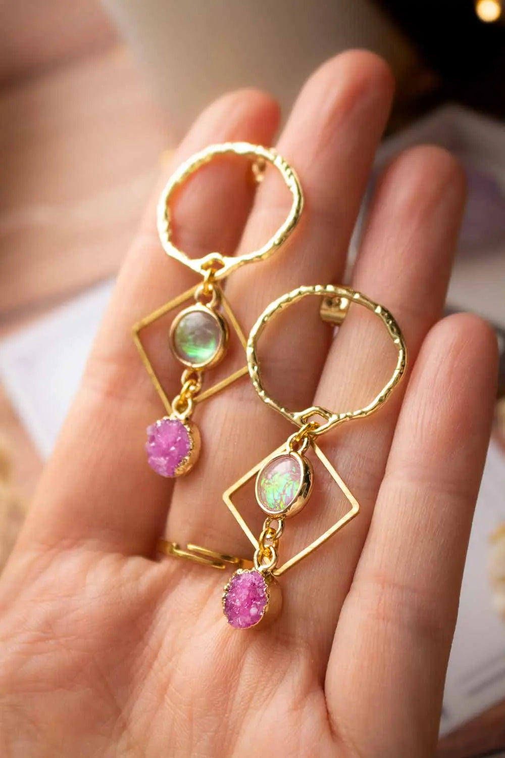 Boucles d'oreilles Agates Sucrées - Pierre brute rose et anneaux dorés lunamanashop