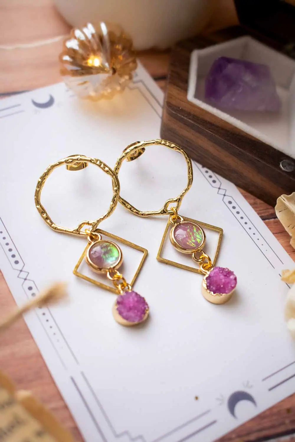 Boucles d'oreilles Agates Sucrées - Pierre brute rose et anneaux dorés lunamanashop