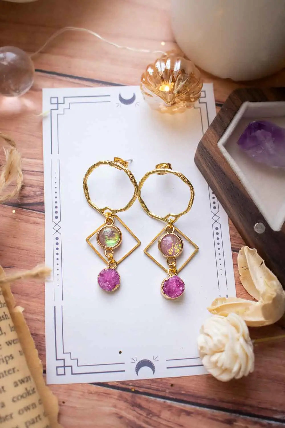 Boucles d'oreilles Agates Sucrées - Pierre brute rose et anneaux dorés lunamanashop