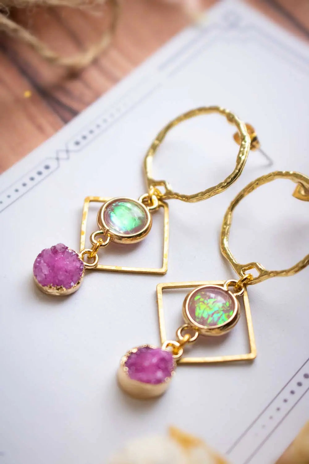Boucles d'oreilles Agates Sucrées - Pierre brute rose et anneaux dorés lunamanashop