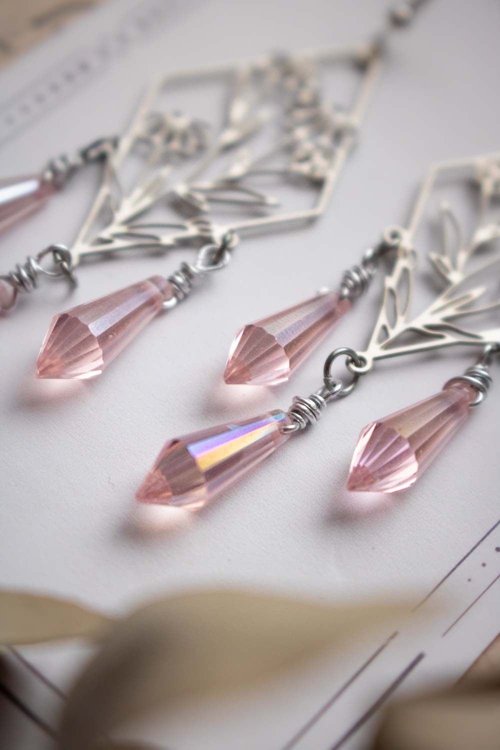 Boucles d'oreilles Dentelle de fleurs argentées - Prismes Rose - Anthémis lunamanashop