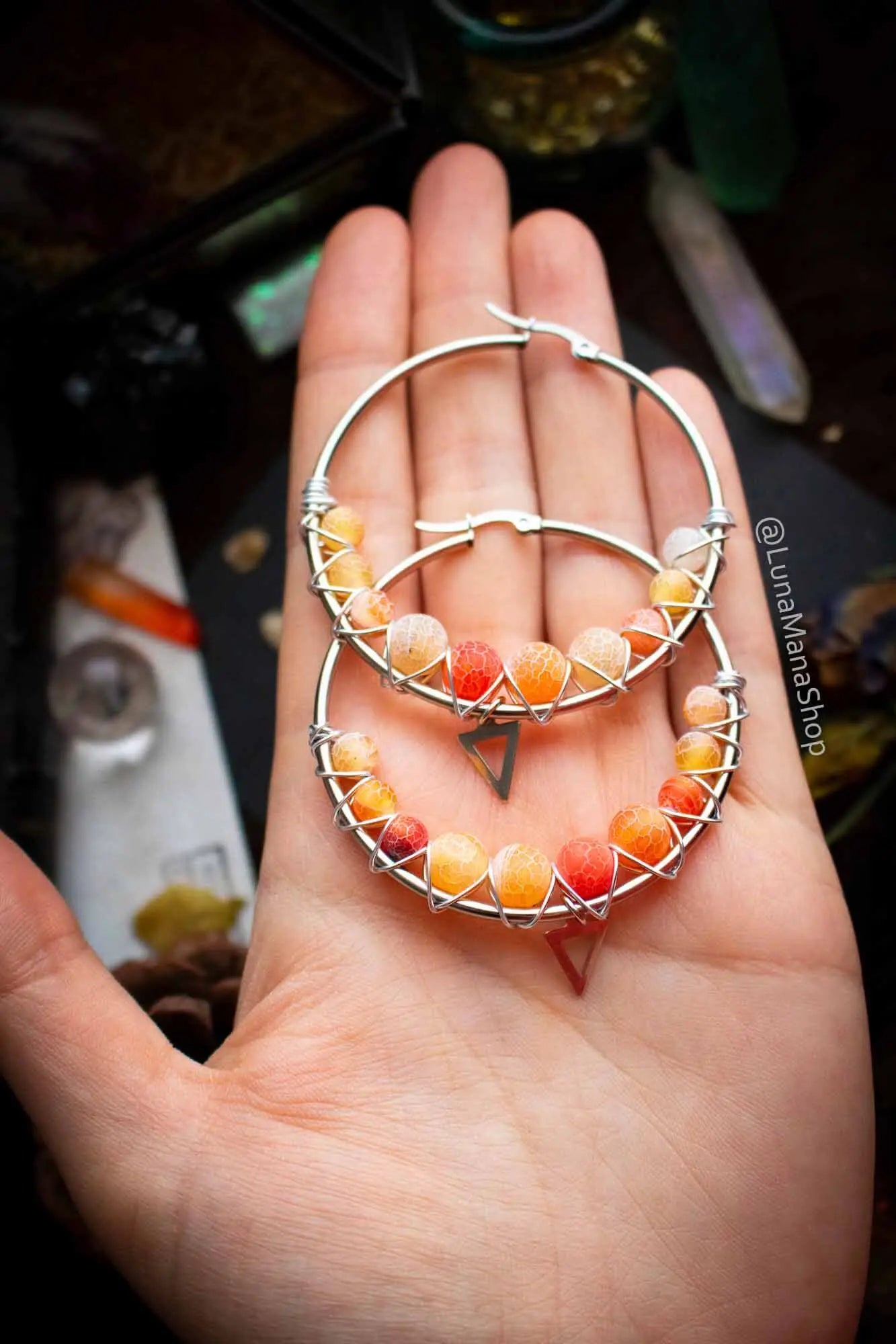 Boucles d'oreilles créoles en Agate orange avec breloque lunamanashop