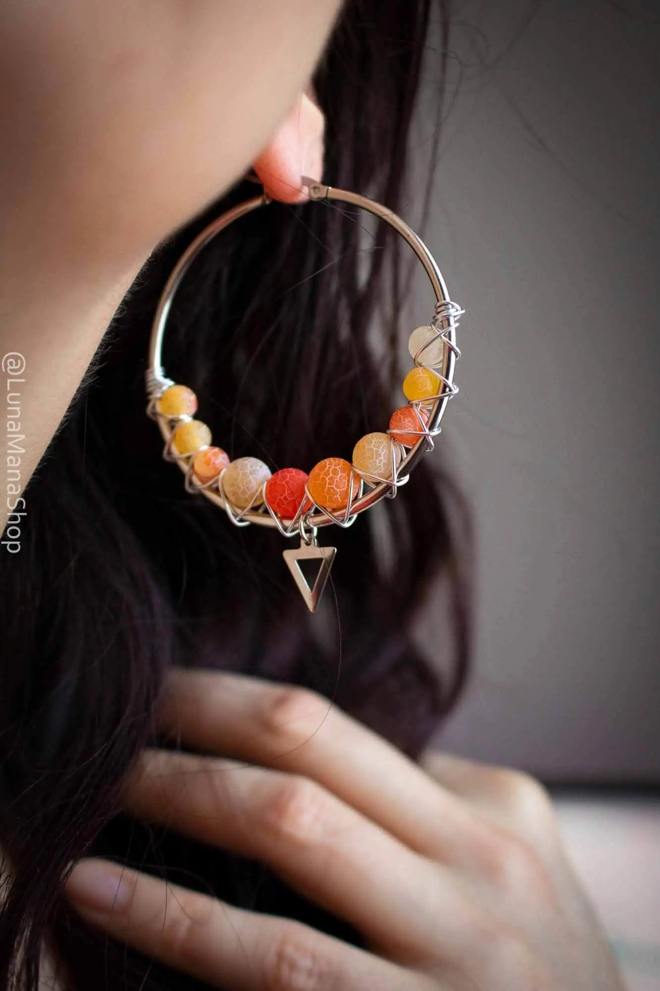 Boucles d'oreilles créoles en Agate orange avec breloque lunamanashop