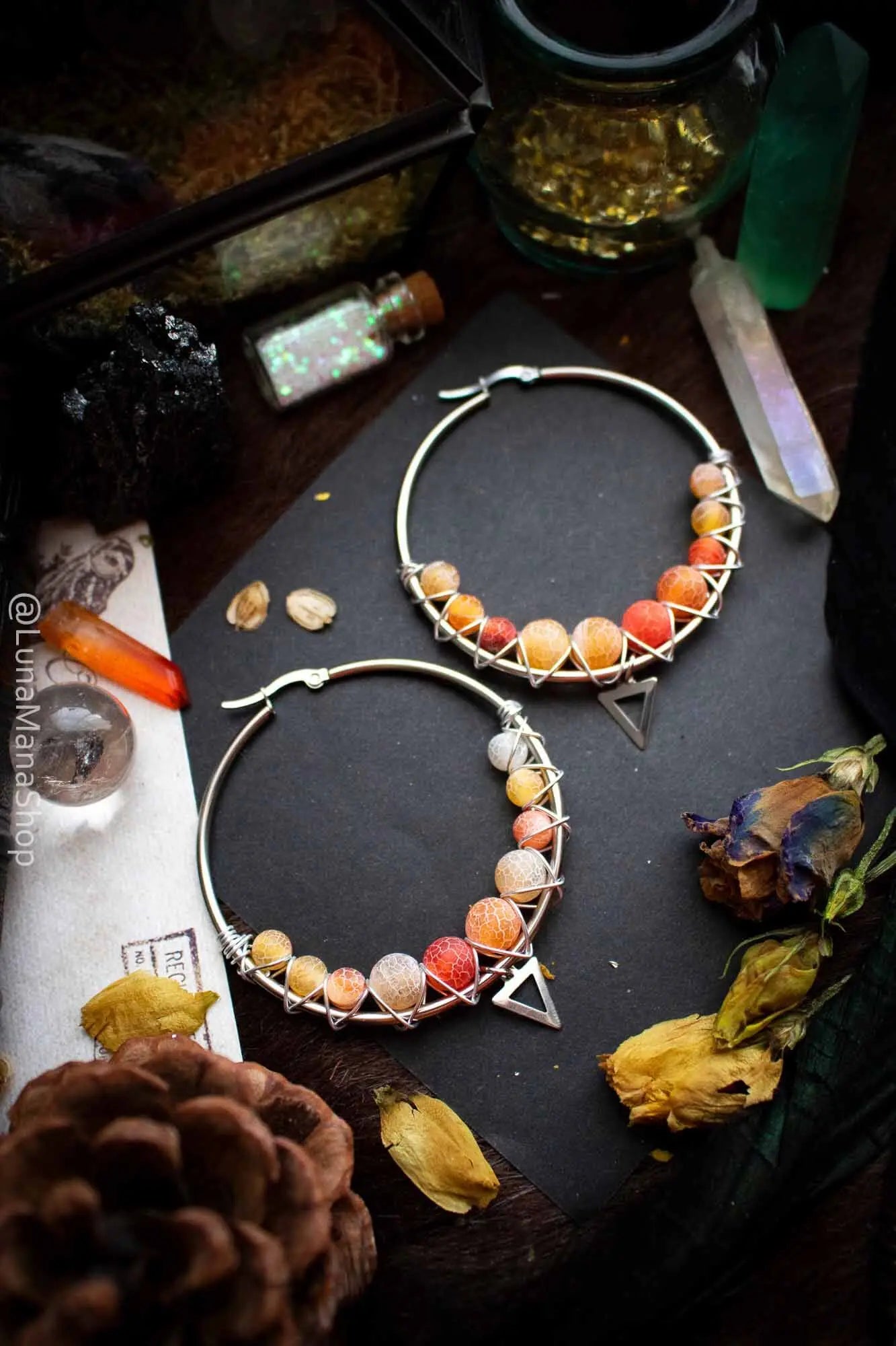 Boucles d'oreilles créoles en Agate orange avec breloque lunamanashop