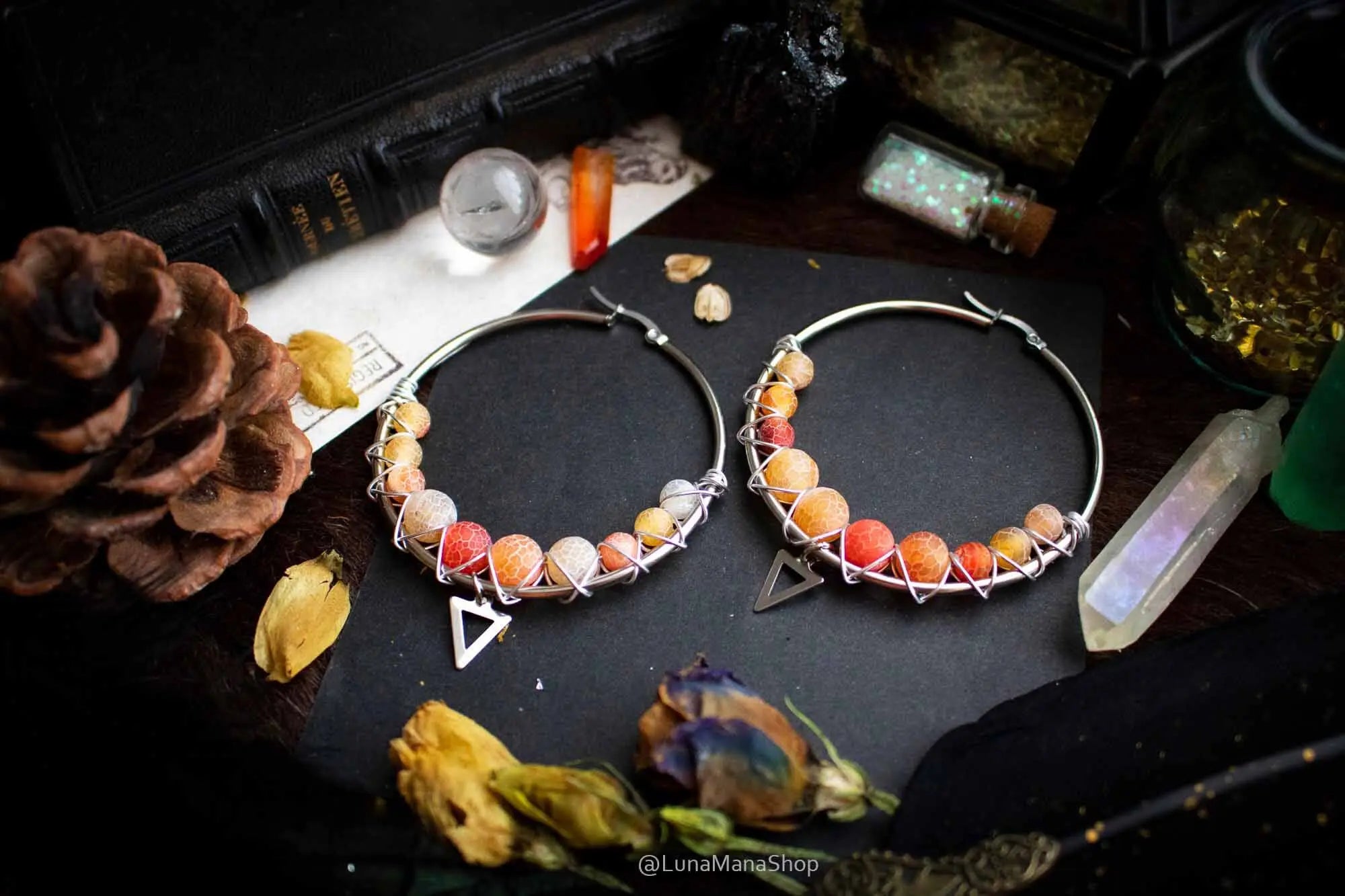 Boucles d'oreilles créoles en Agate orange avec breloque lunamanashop