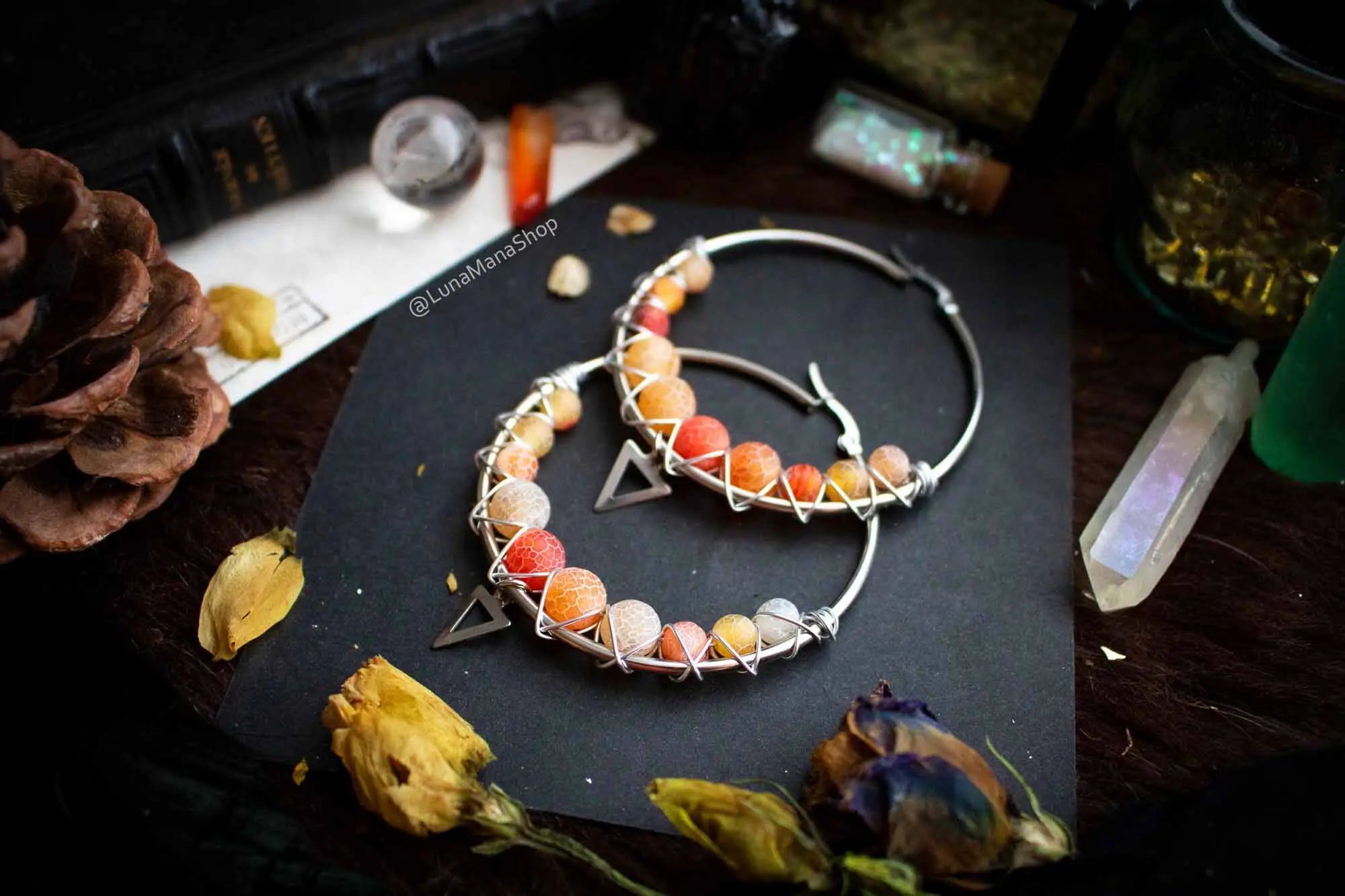 Boucles d'oreilles créoles en Agate orange avec breloque lunamanashop
