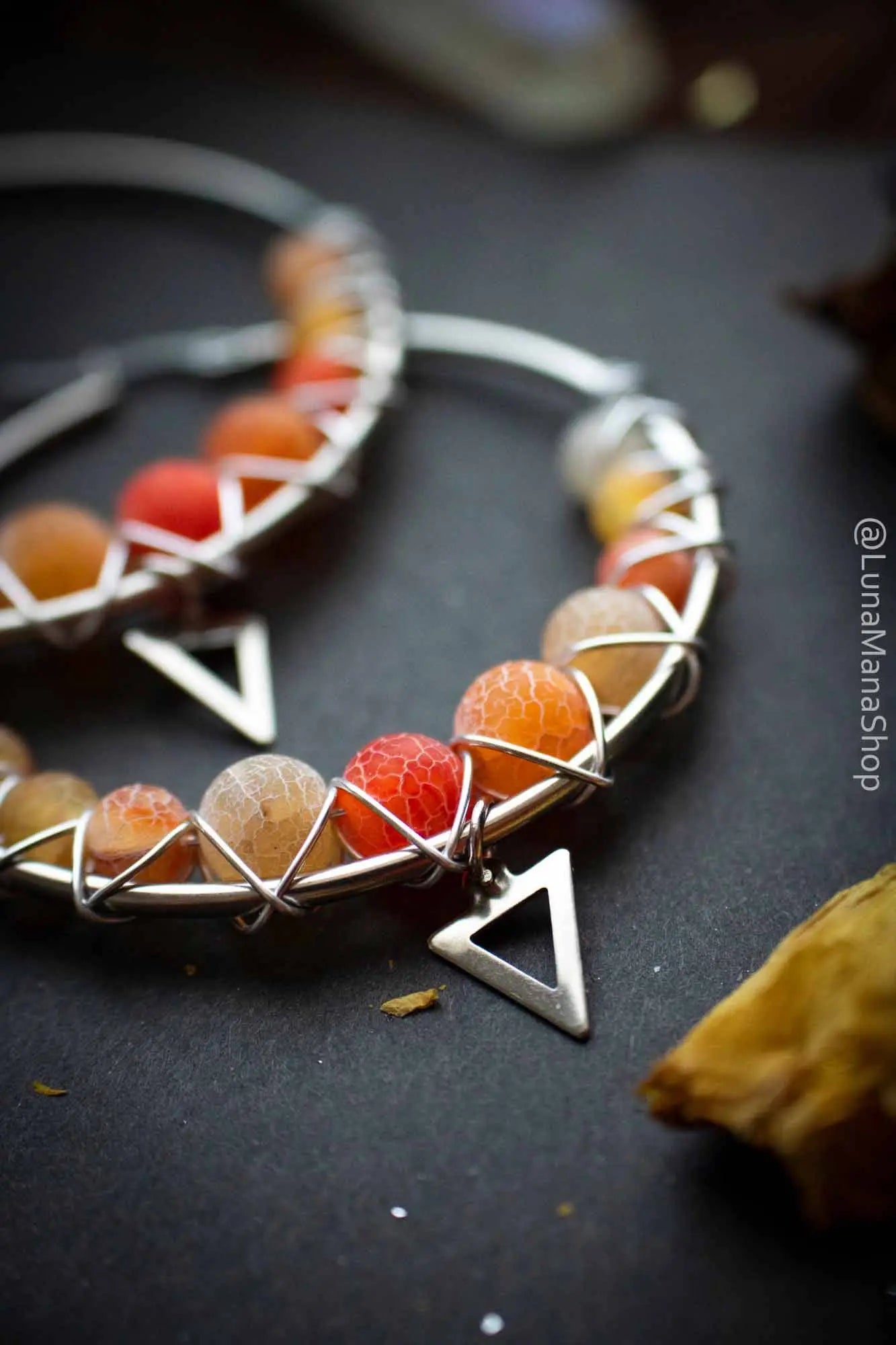 Boucles d'oreilles créoles en Agate orange avec breloque lunamanashop