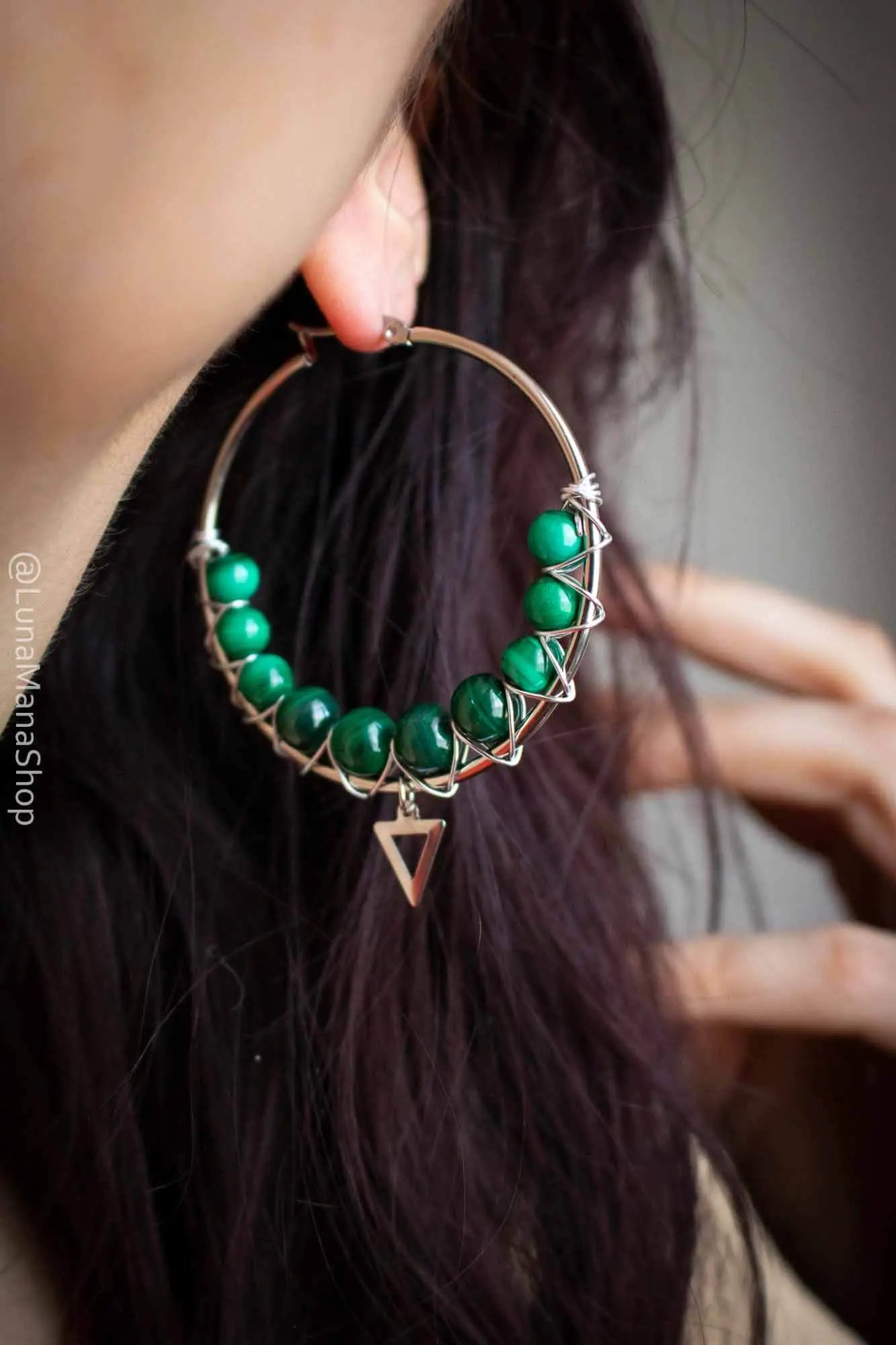 Boucles d'oreilles créoles en Malachite verte avec breloque lunamanashop