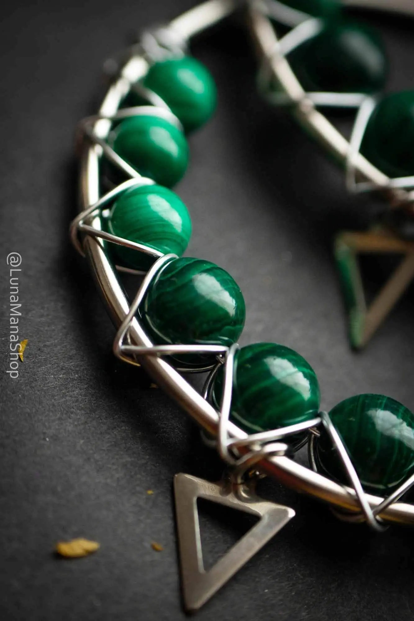 Boucles d'oreilles créoles en Malachite verte avec breloque lunamanashop