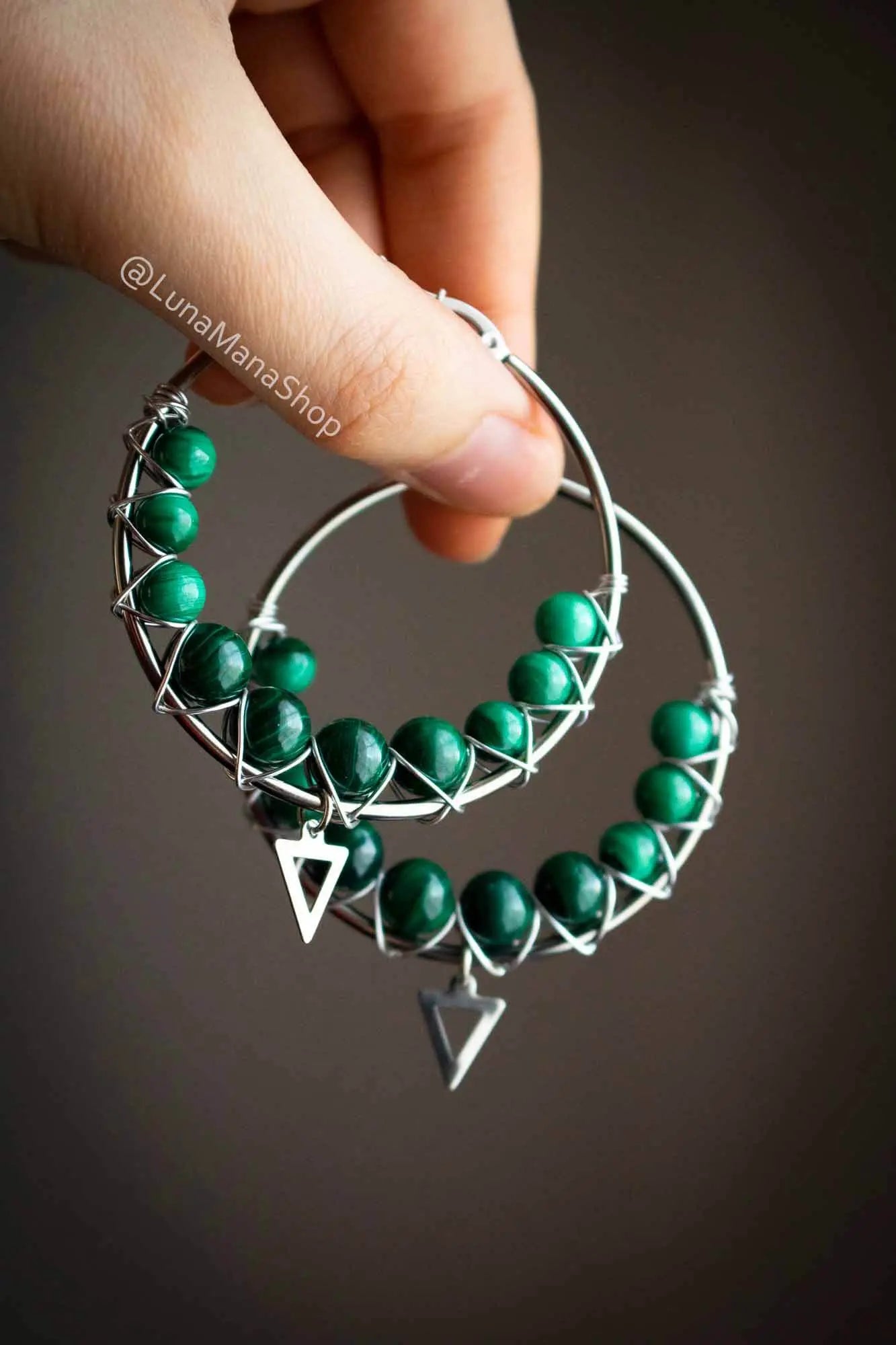 Boucles d'oreilles créoles en Malachite verte avec breloque lunamanashop