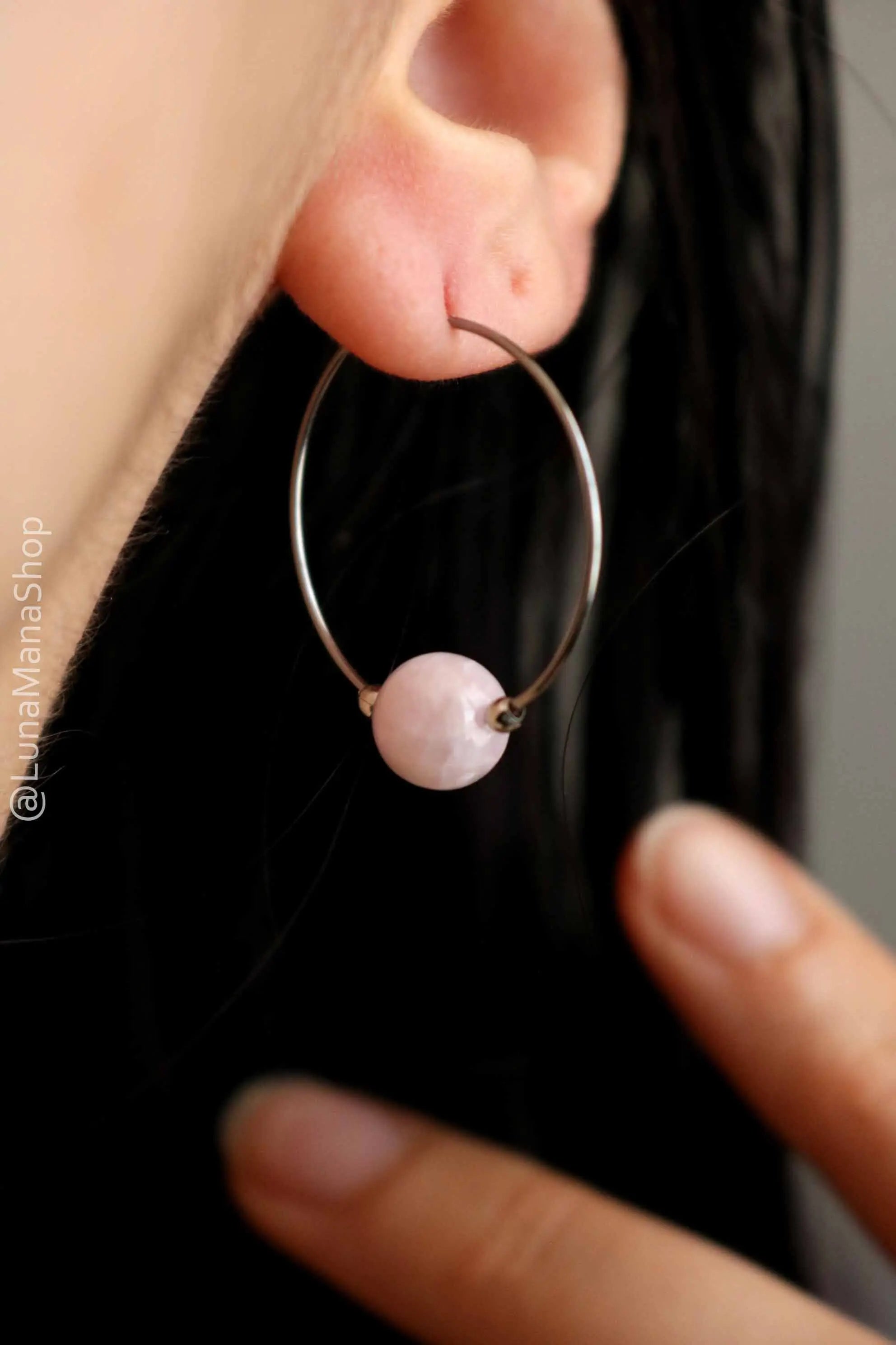 Boucles d'oreilles créoles en pierre Kunzite rose lunamanashop