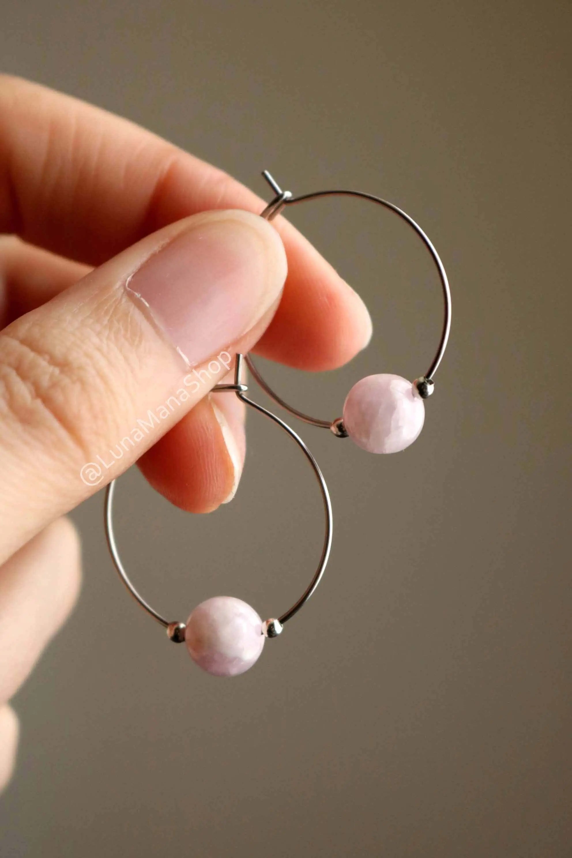Boucles d'oreilles créoles en pierre Kunzite rose lunamanashop