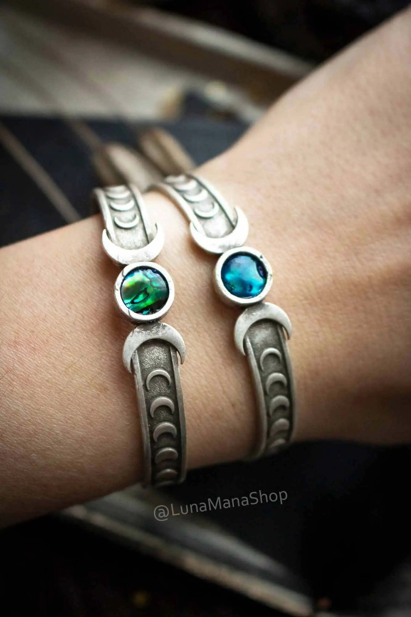 Bracelet manchette en Coquille d'ormeau et frise lunaire lunamanashop