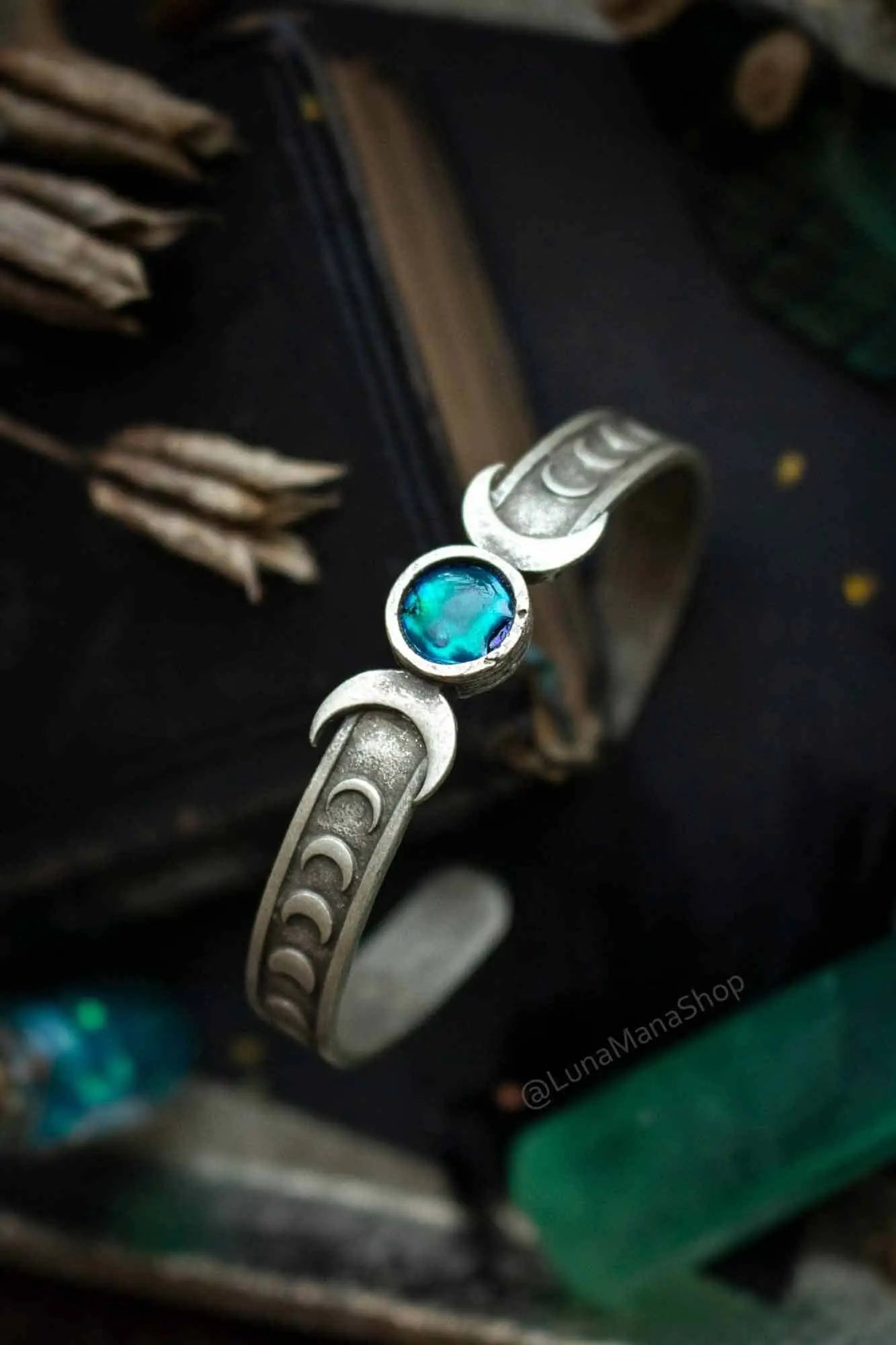 Bracelet manchette en Coquille d'ormeau et frise lunaire lunamanashop
