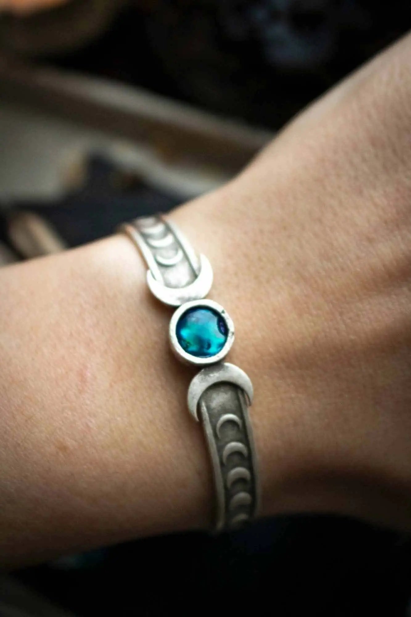 Bracelet manchette en Coquille d'ormeau et frise lunaire lunamanashop