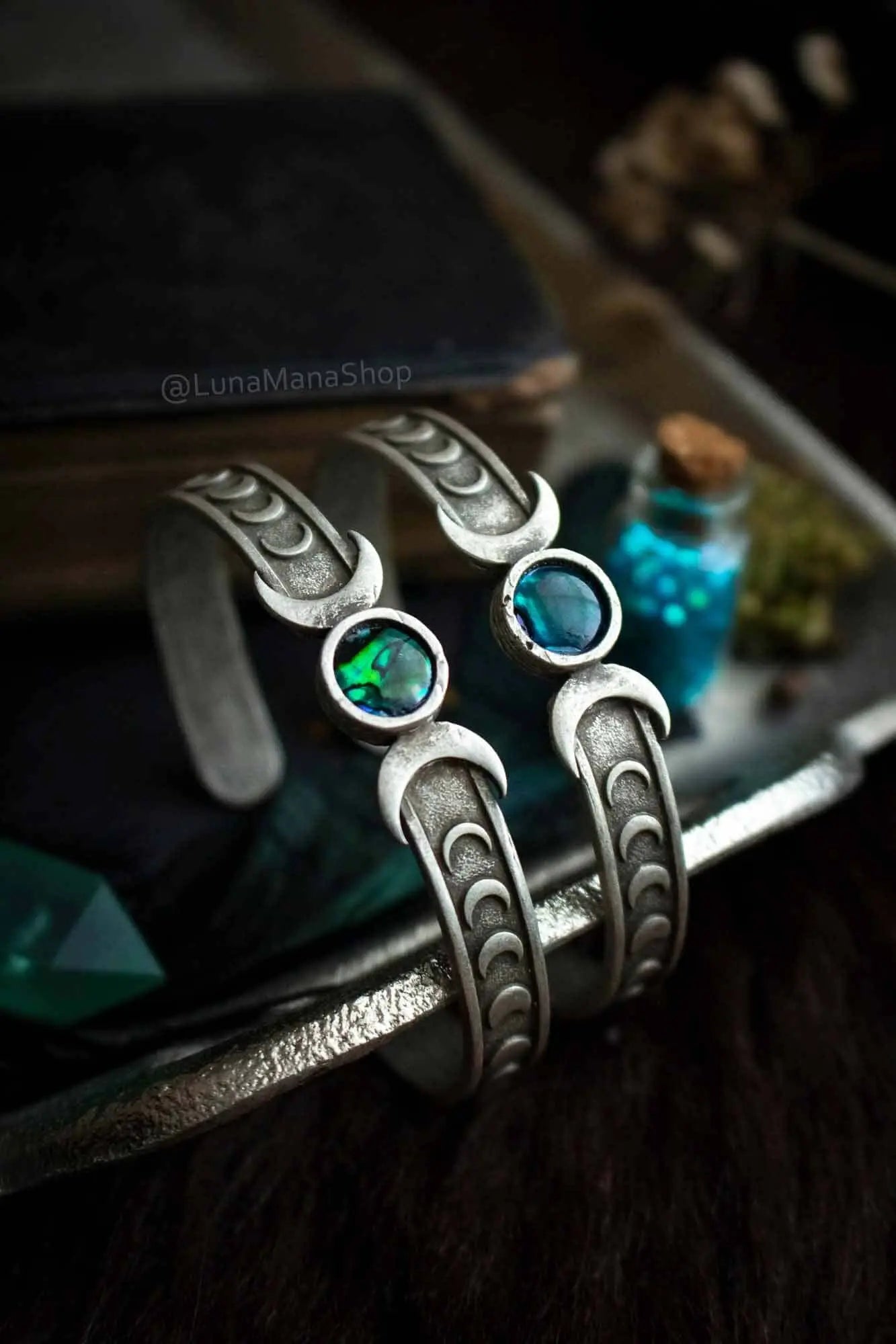 Bracelet manchette en Coquille d'ormeau et frise lunaire lunamanashop