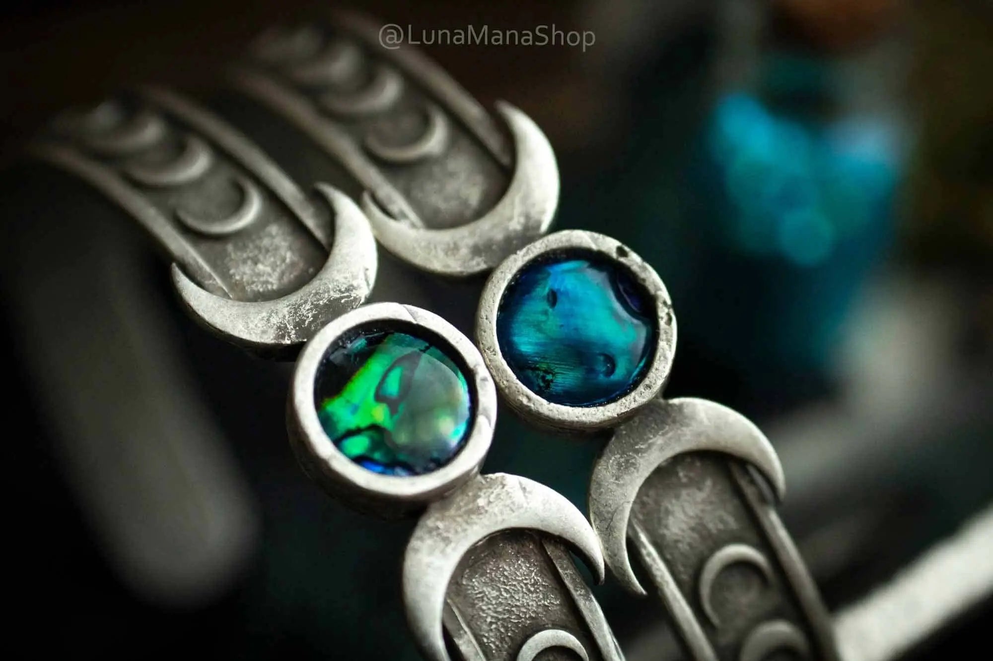 Bracelet manchette en Coquille d'ormeau et frise lunaire lunamanashop