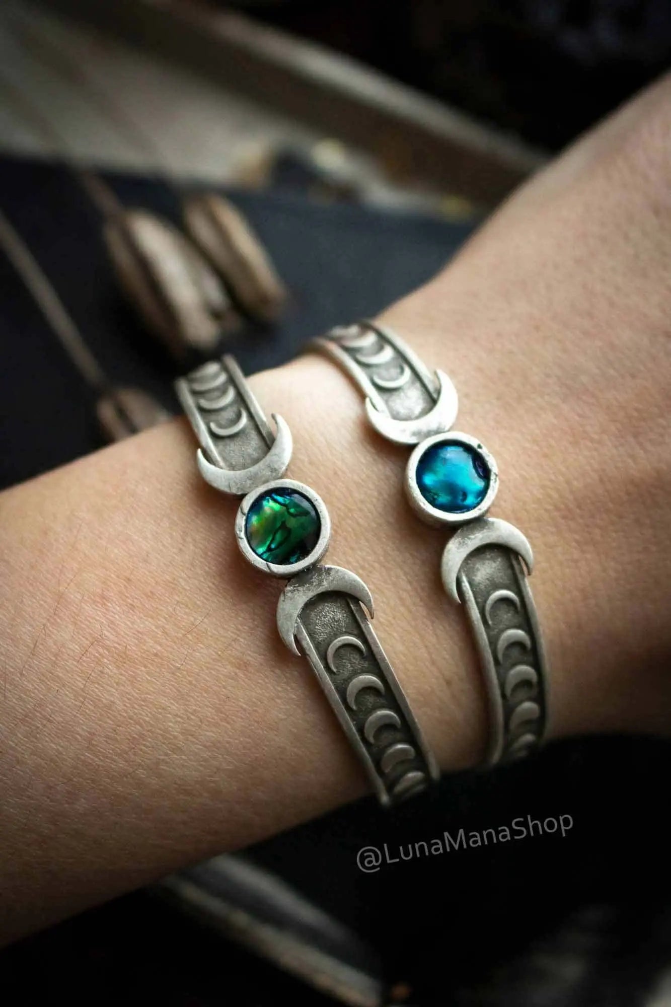 Bracelet manchette en Coquille d'ormeau et frise lunaire lunamanashop