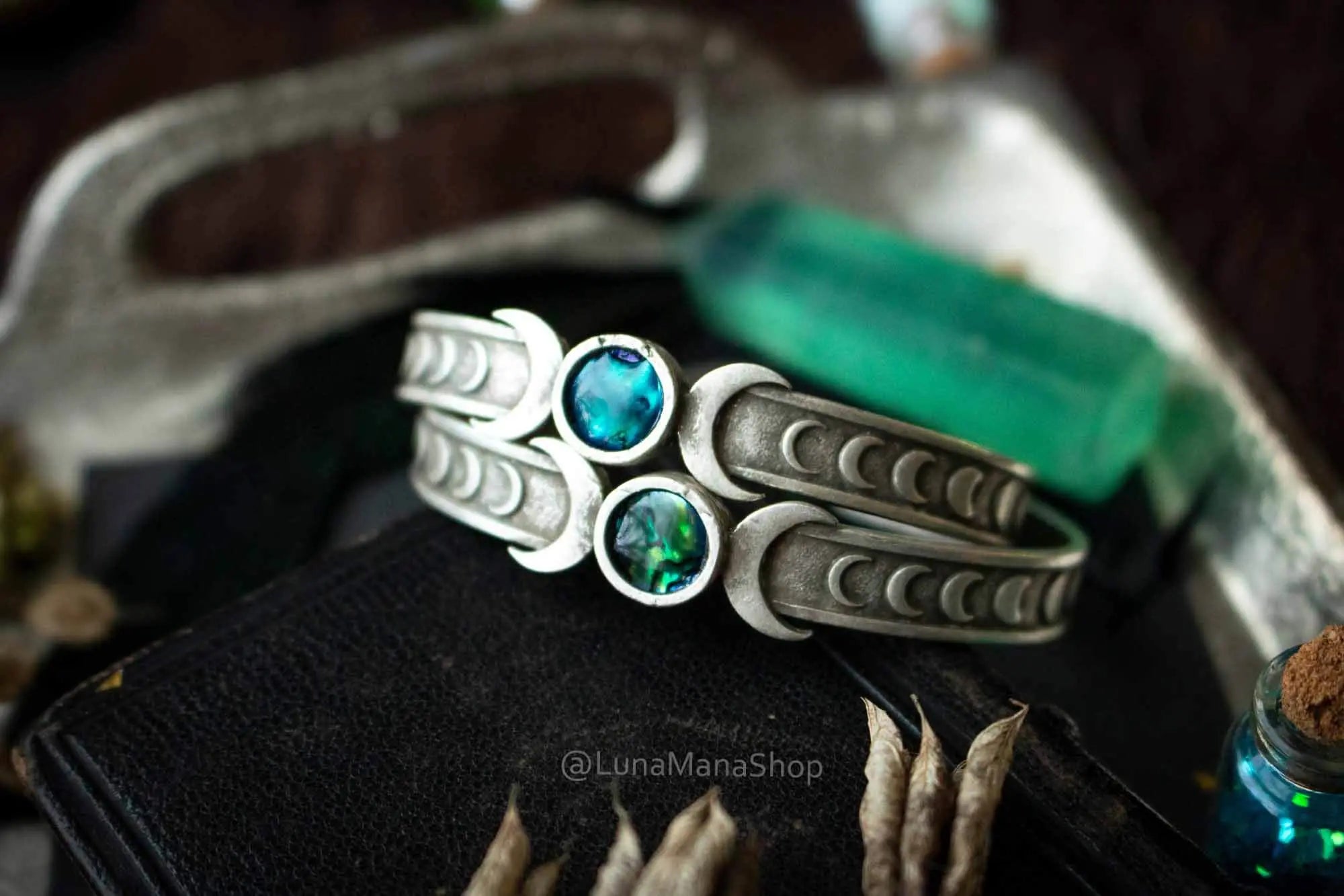 Bracelet manchette en Coquille d'ormeau et frise lunaire lunamanashop