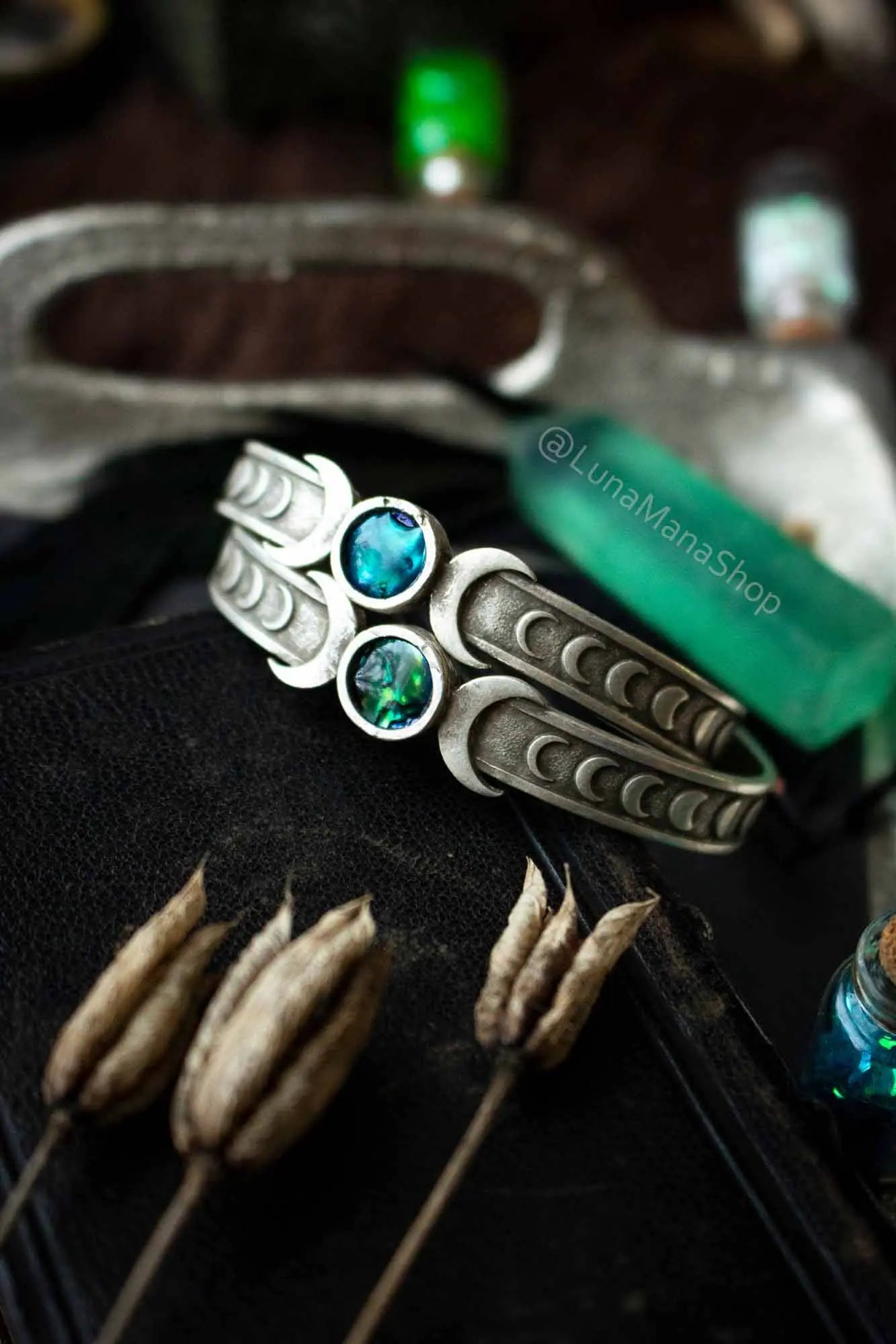 Bracelet manchette en Coquille d'ormeau et frise lunaire lunamanashop