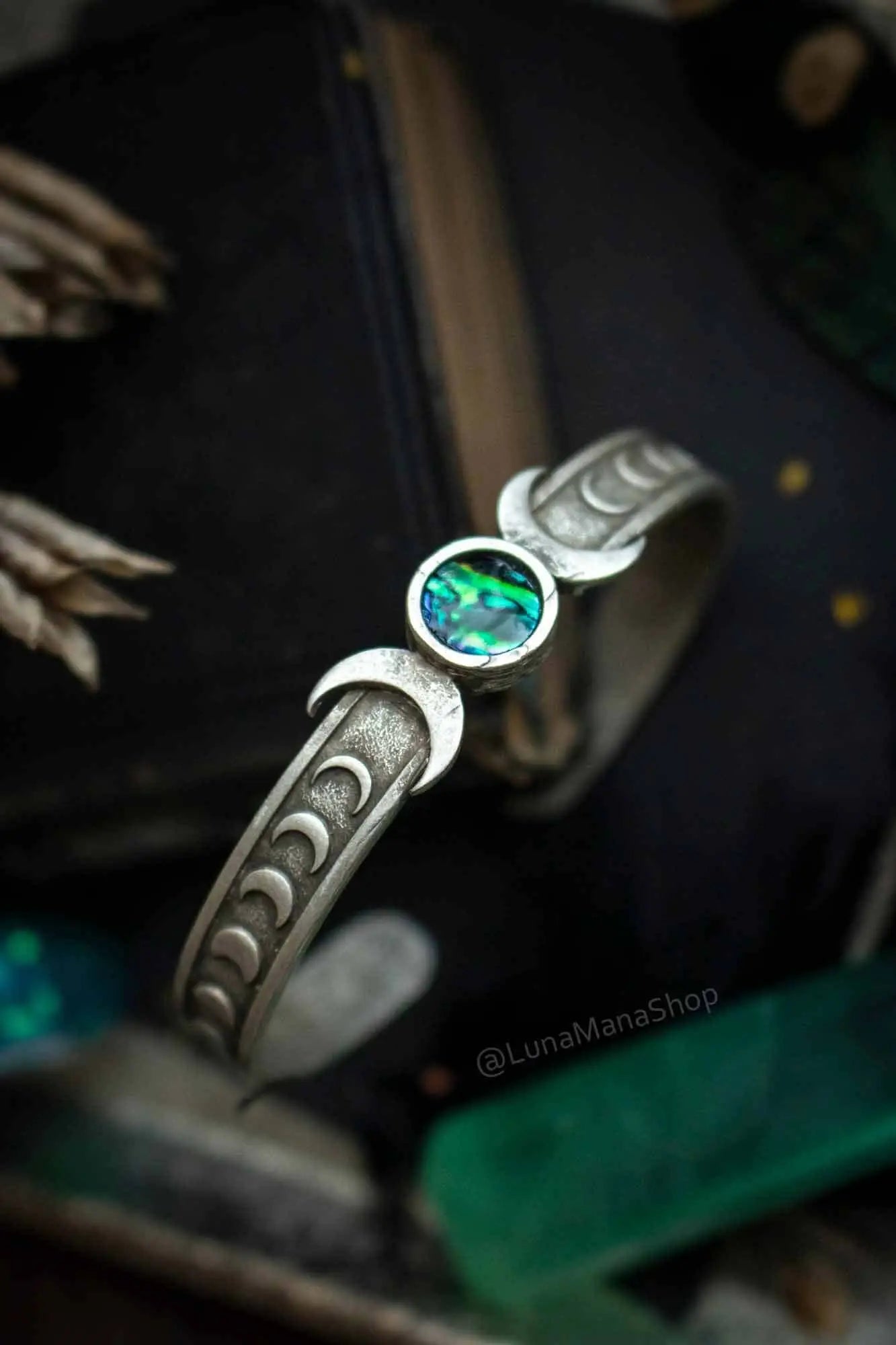 Bracelet manchette en Coquille d'ormeau et frise lunaire lunamanashop
