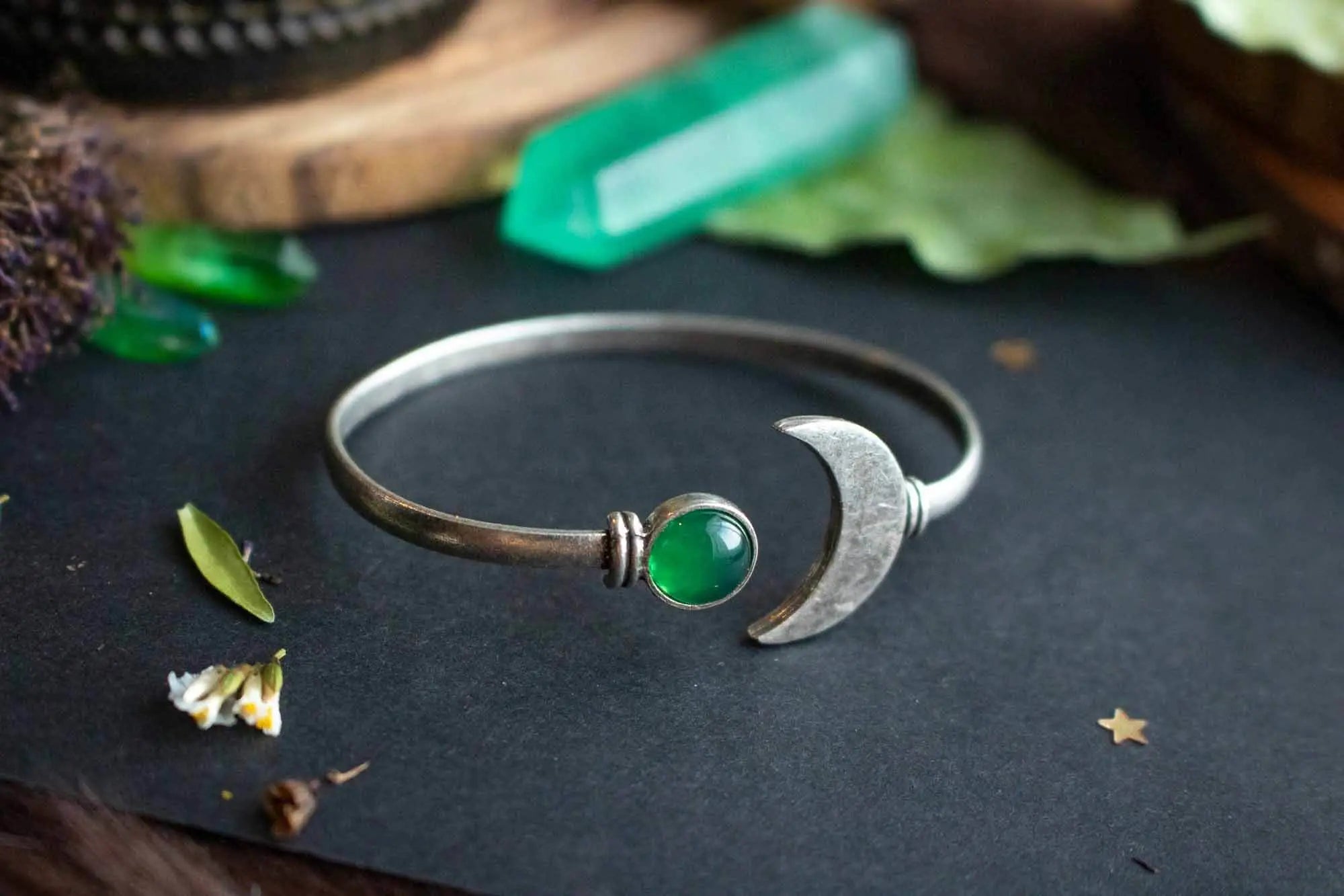 Bracelet manchette Lune et Agate verte en laiton argenté lunamanashop