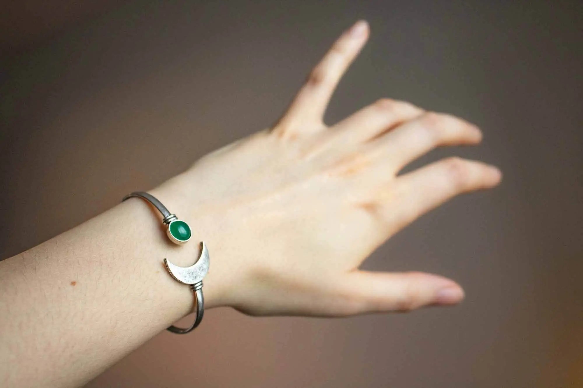 Bracelet manchette Lune et Agate verte en laiton argenté lunamanashop