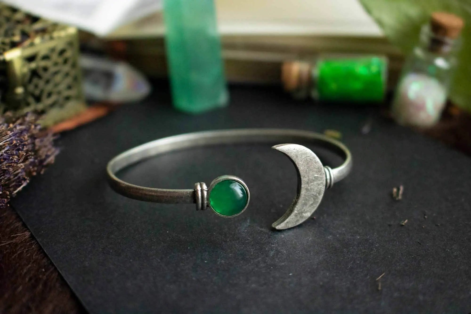 Bracelet manchette Lune et Agate verte en laiton argenté lunamanashop
