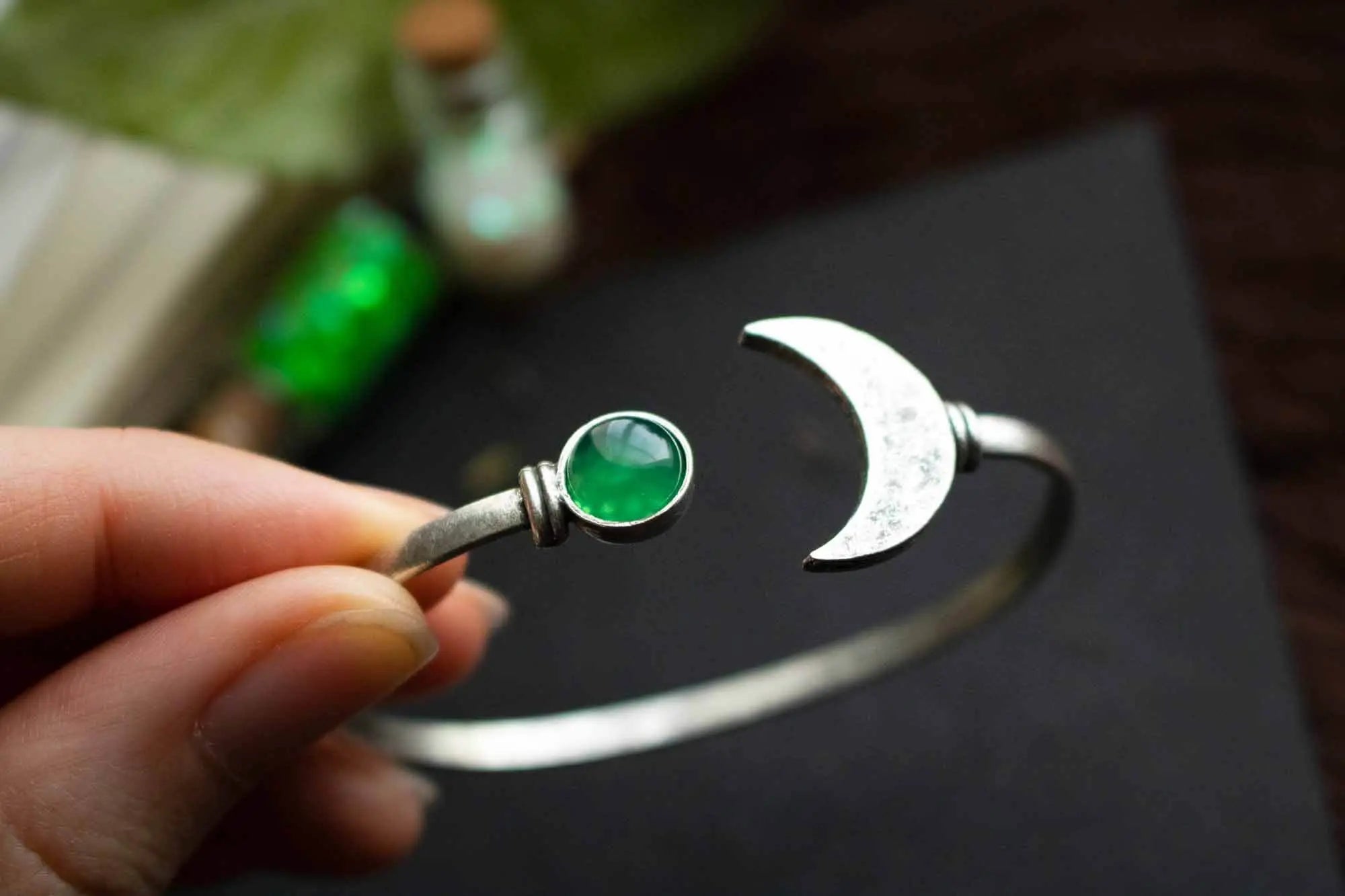 Bracelet manchette Lune et Agate verte en laiton argenté lunamanashop