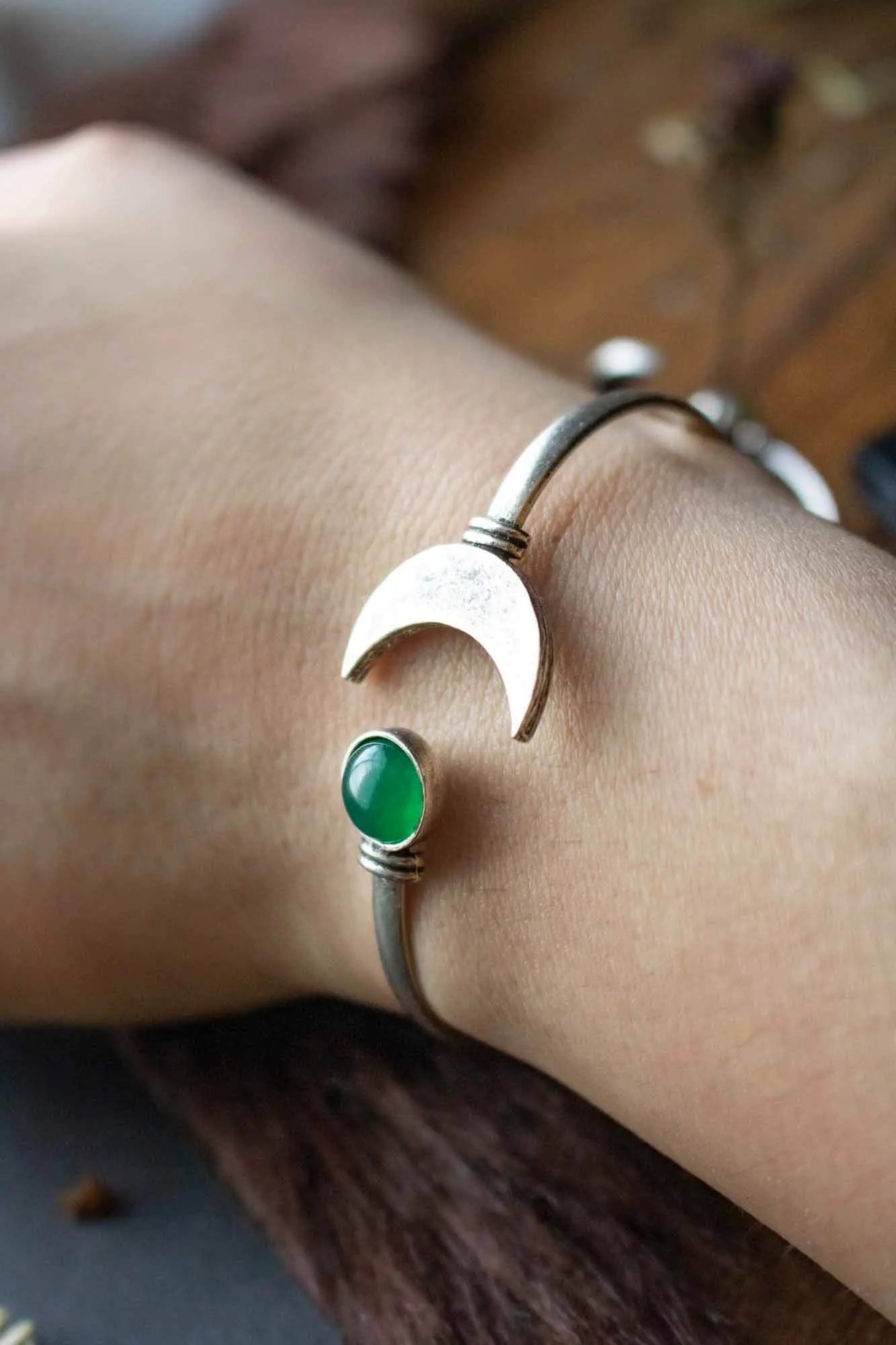 Bracelet manchette Lune et Agate verte en laiton argenté lunamanashop