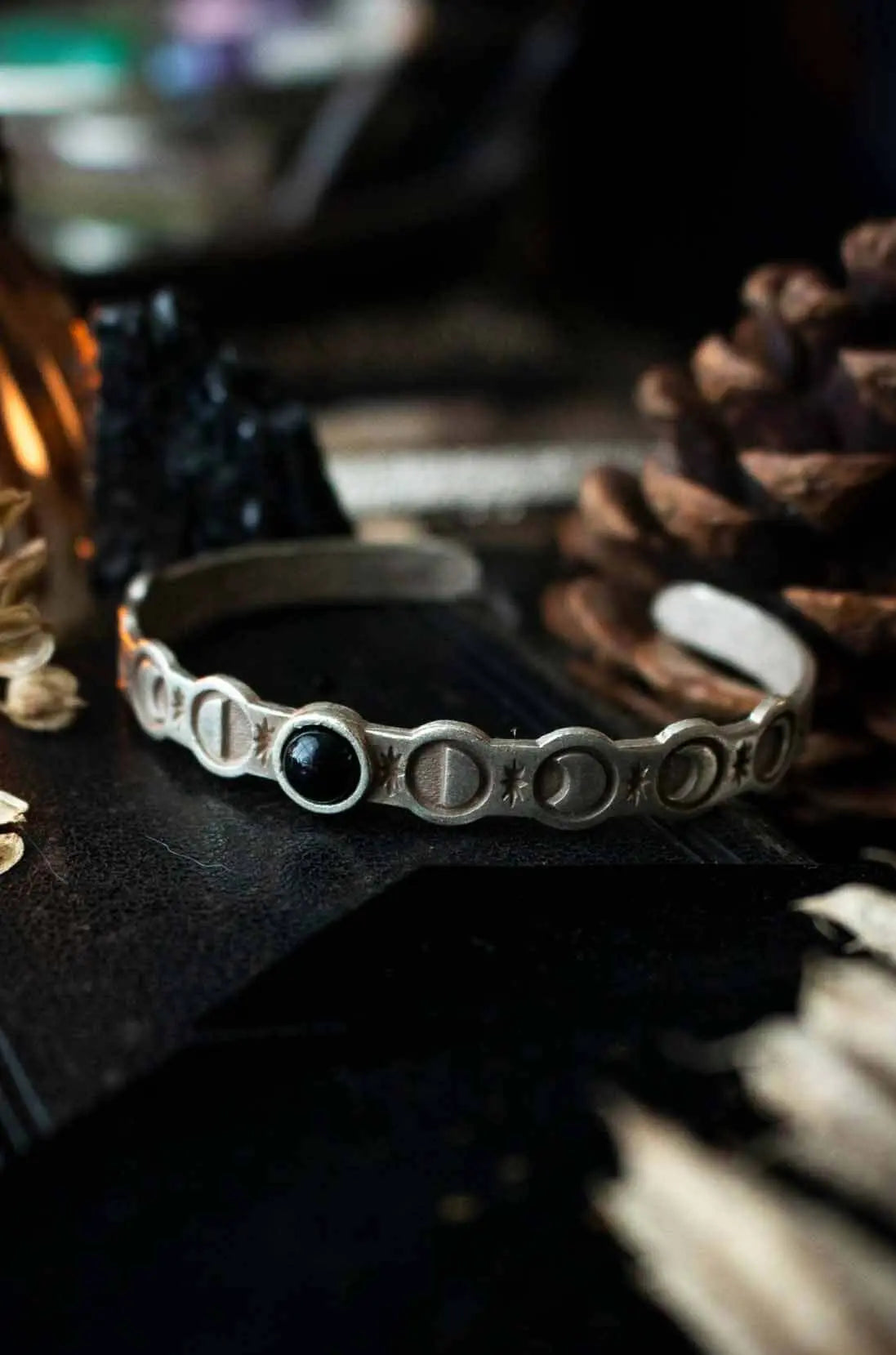 Bracelet manchette en Agate noire et phases de Lune lunamanashop