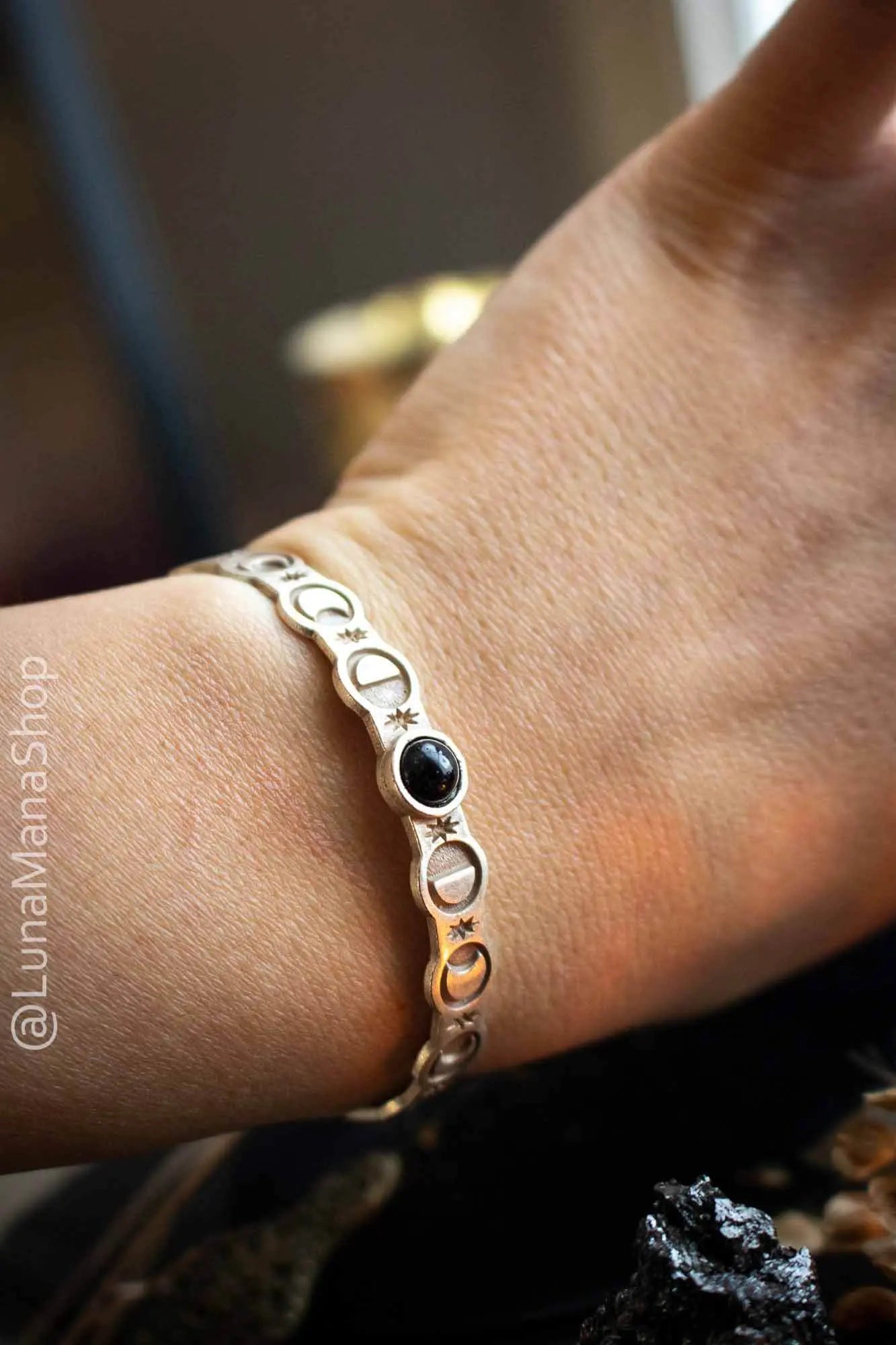 Bracelet manchette en Agate noire et phases de Lune lunamanashop