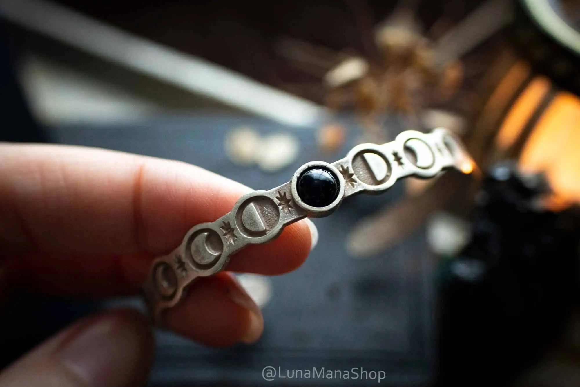 Bracelet manchette en Agate noire et phases de Lune lunamanashop