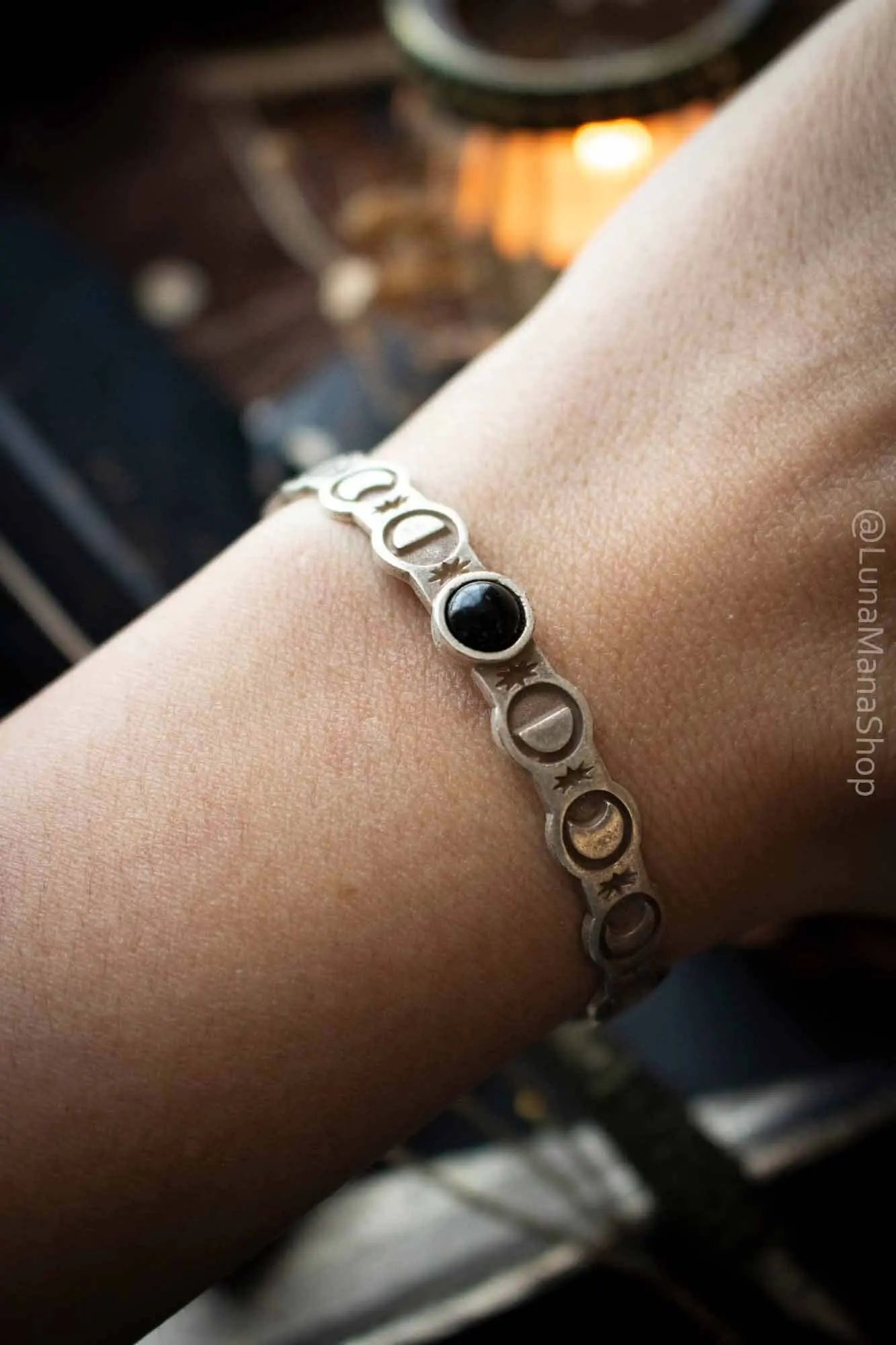 Bracelet manchette en Agate noire et phases de Lune lunamanashop
