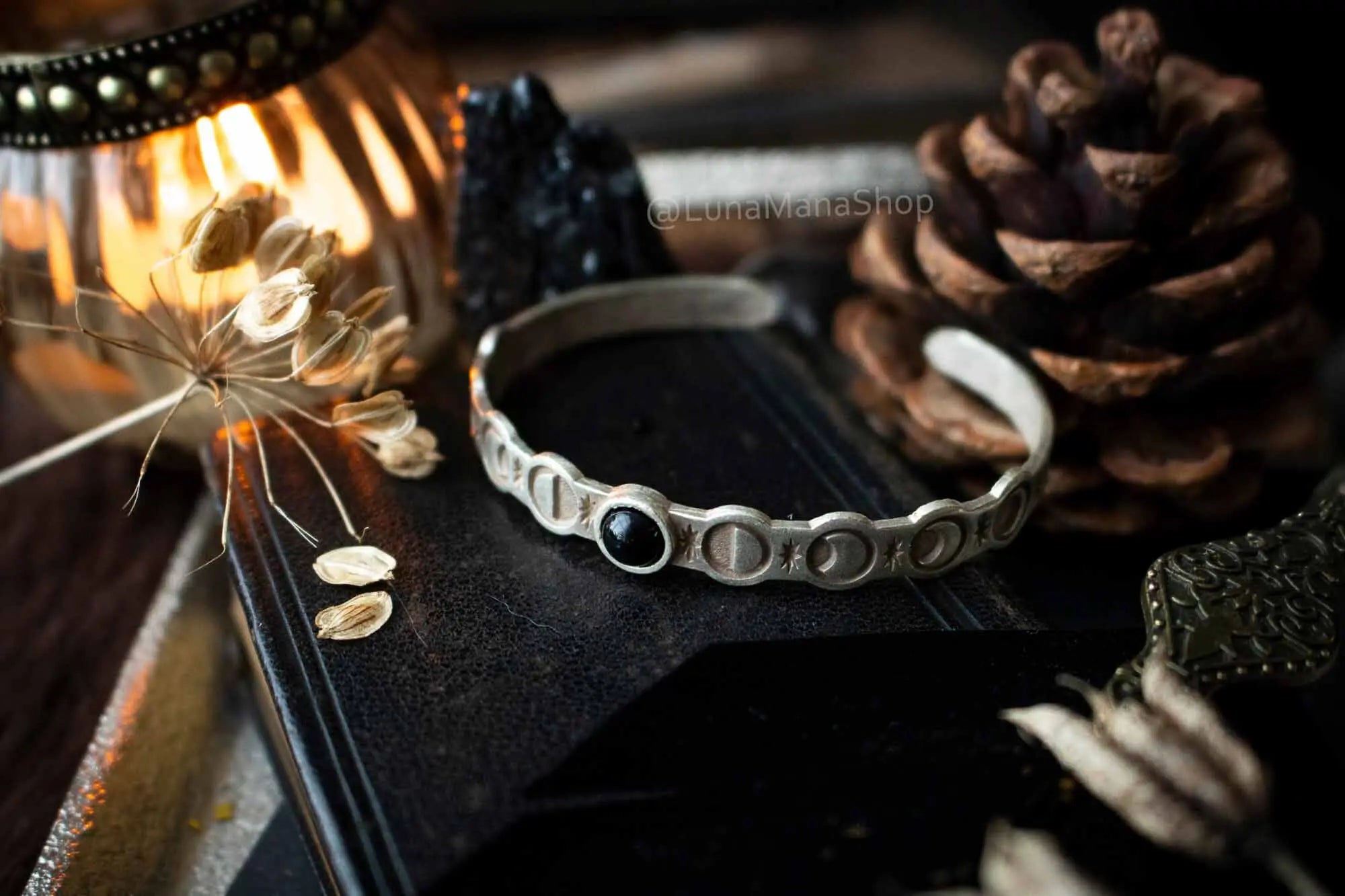 Bracelet manchette en Agate noire et phases de Lune lunamanashop