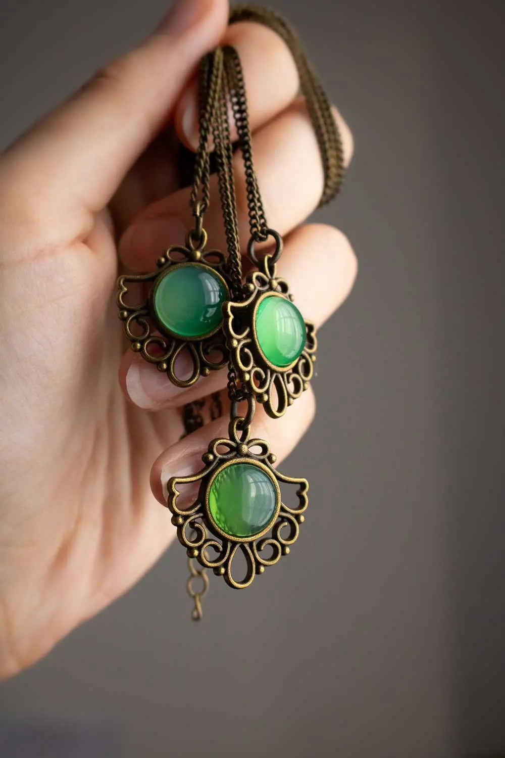 Pendentif Charme des profondeurs en onyx verte et chaîne de bronze lunamanashop