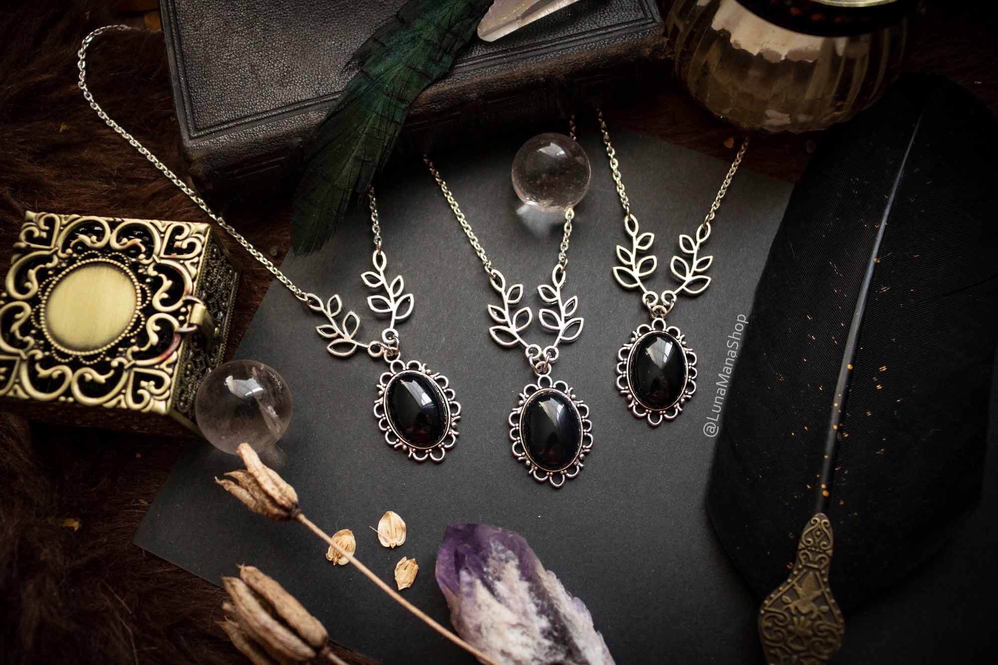 Collier choker Sombre créature en Onyx noire lunamanashop