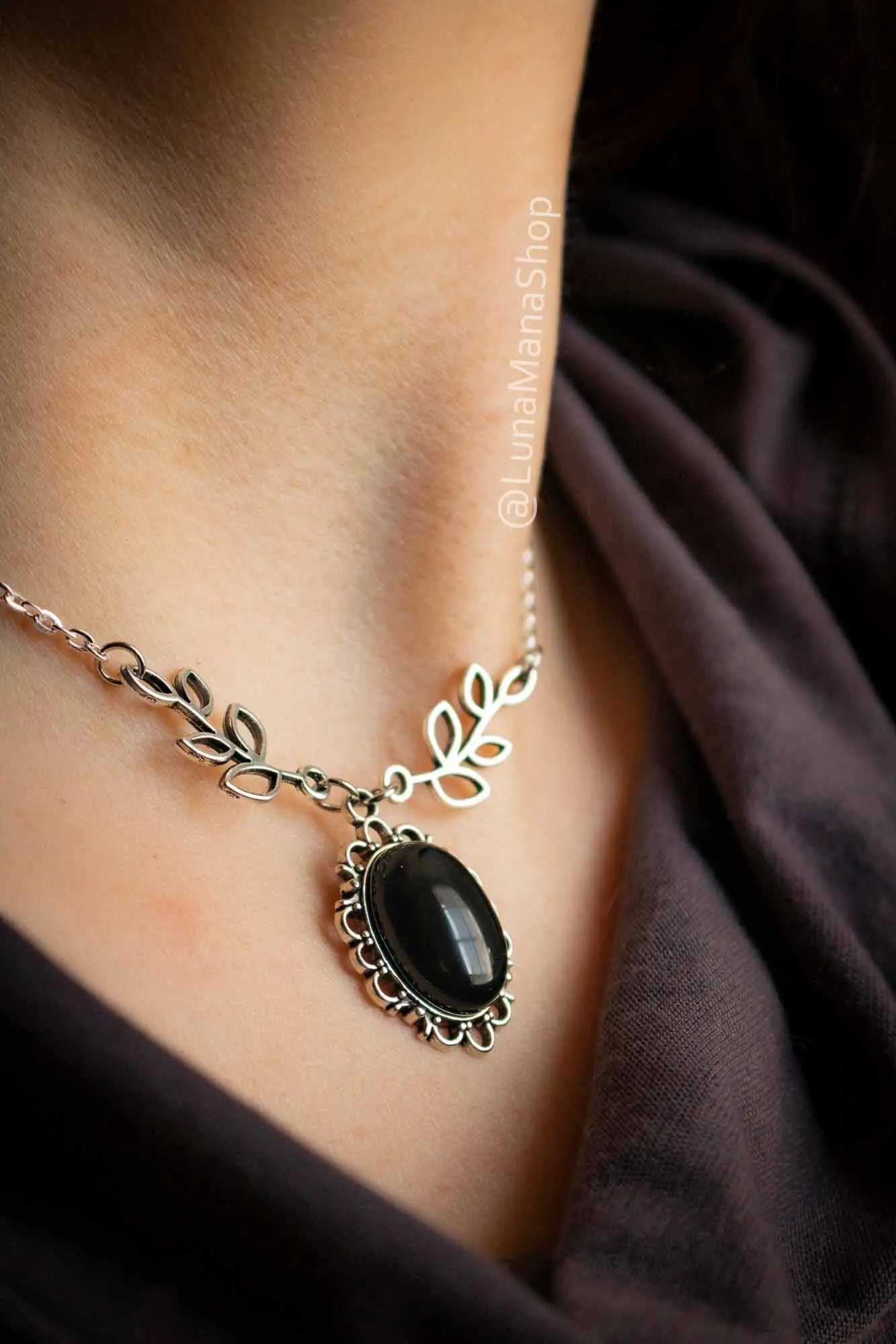Collier choker Sombre créature en Onyx noire lunamanashop