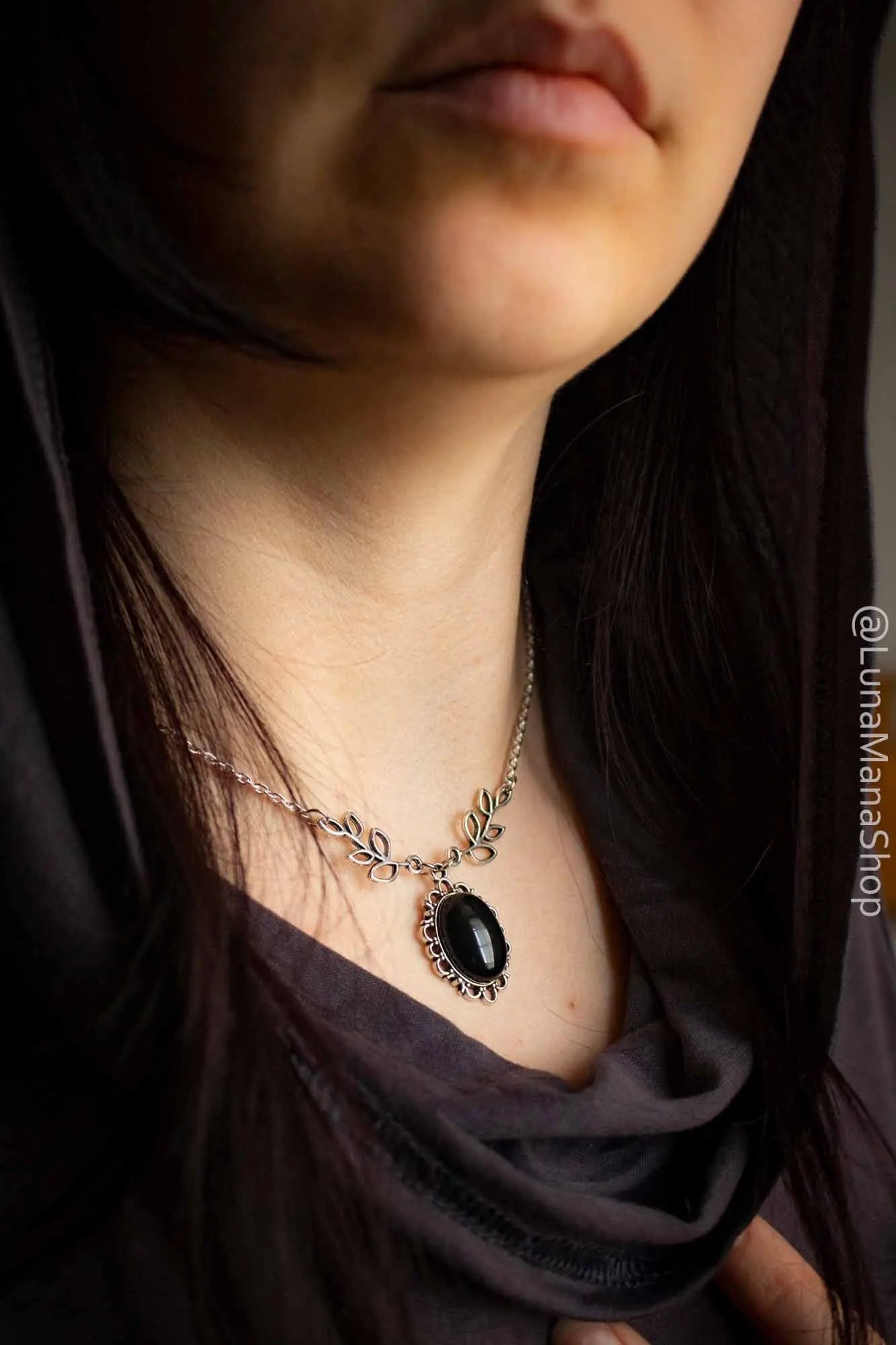 Collier choker Sombre créature en Onyx noire lunamanashop