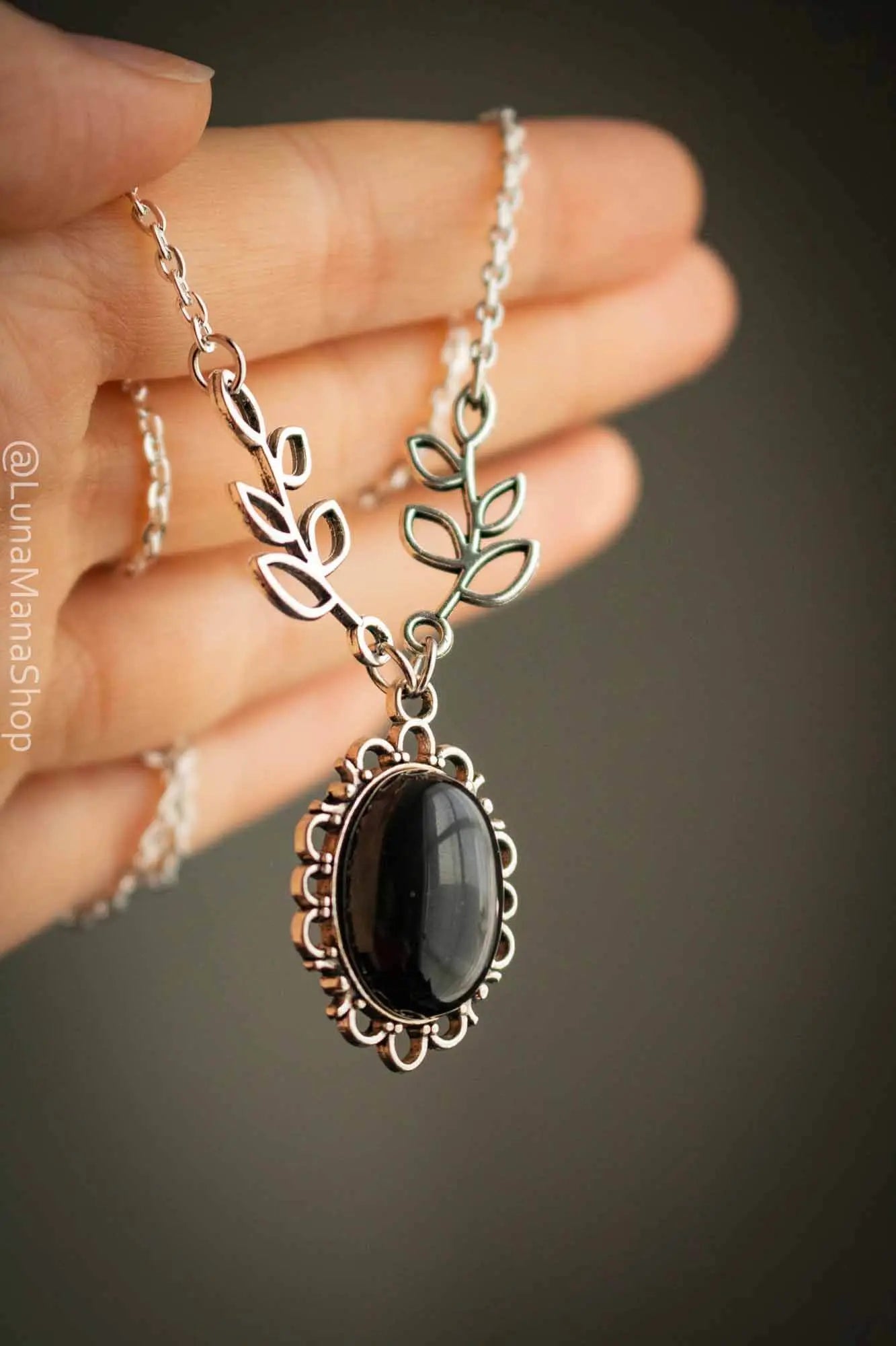 Collier choker Sombre créature en Onyx noire lunamanashop